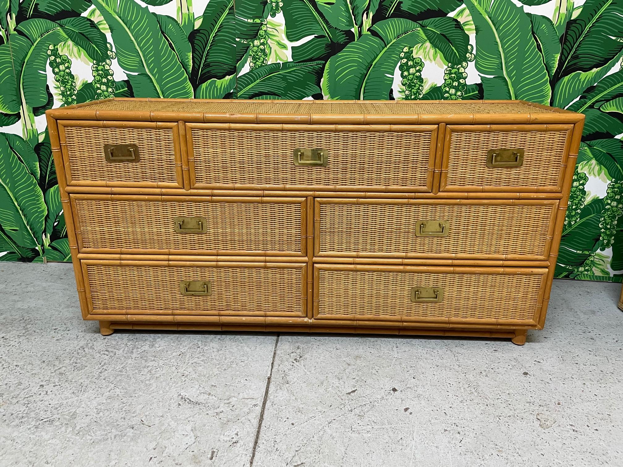 Kommode aus Bambusimitat im Vintage-Stil mit voll geflochtenem Weidenfurnier und Messingbeschlägen. Guter Vintage-Zustand mit altersgemäßen Mängeln.