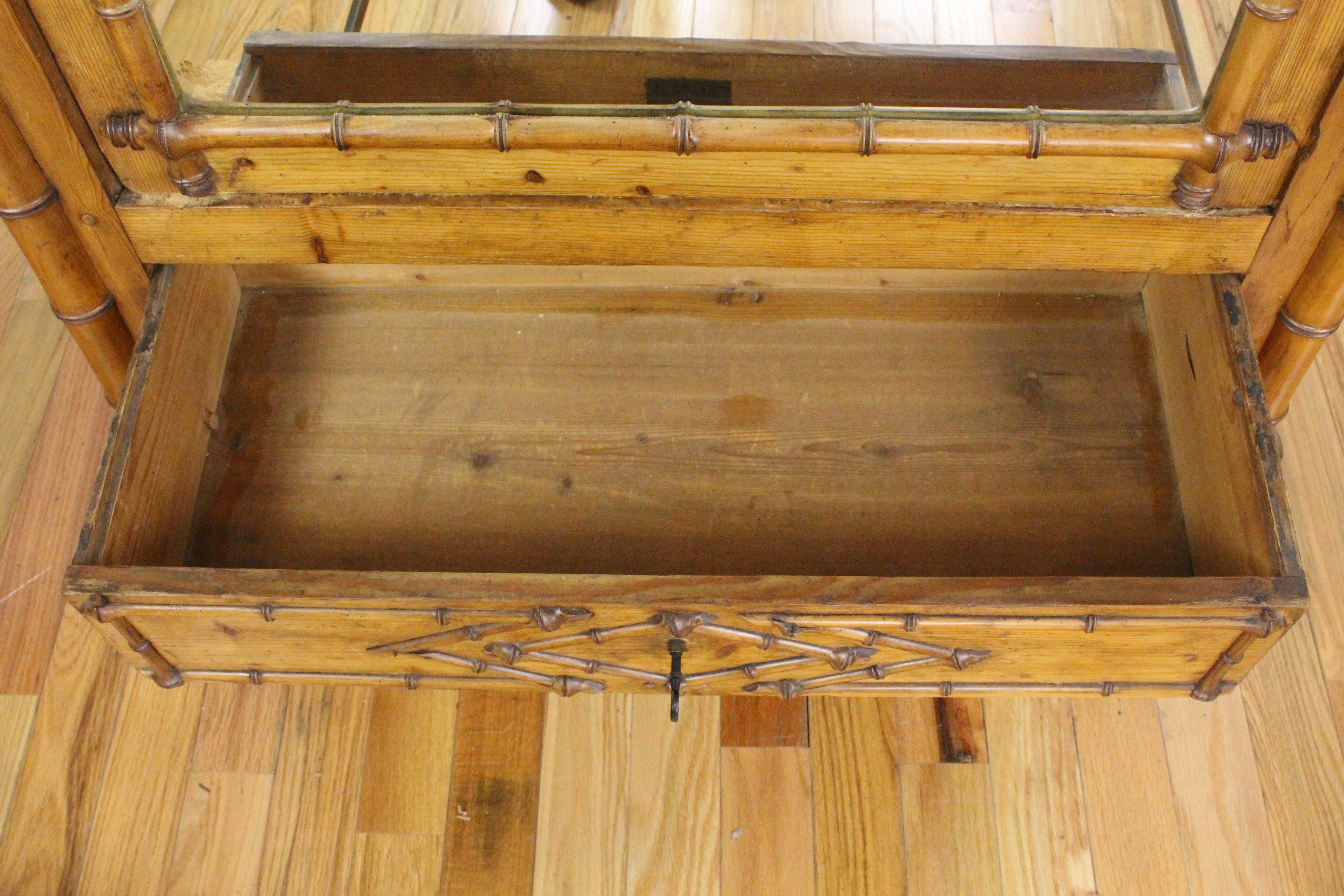 Armoire en faux bambou, porte à miroir 1
