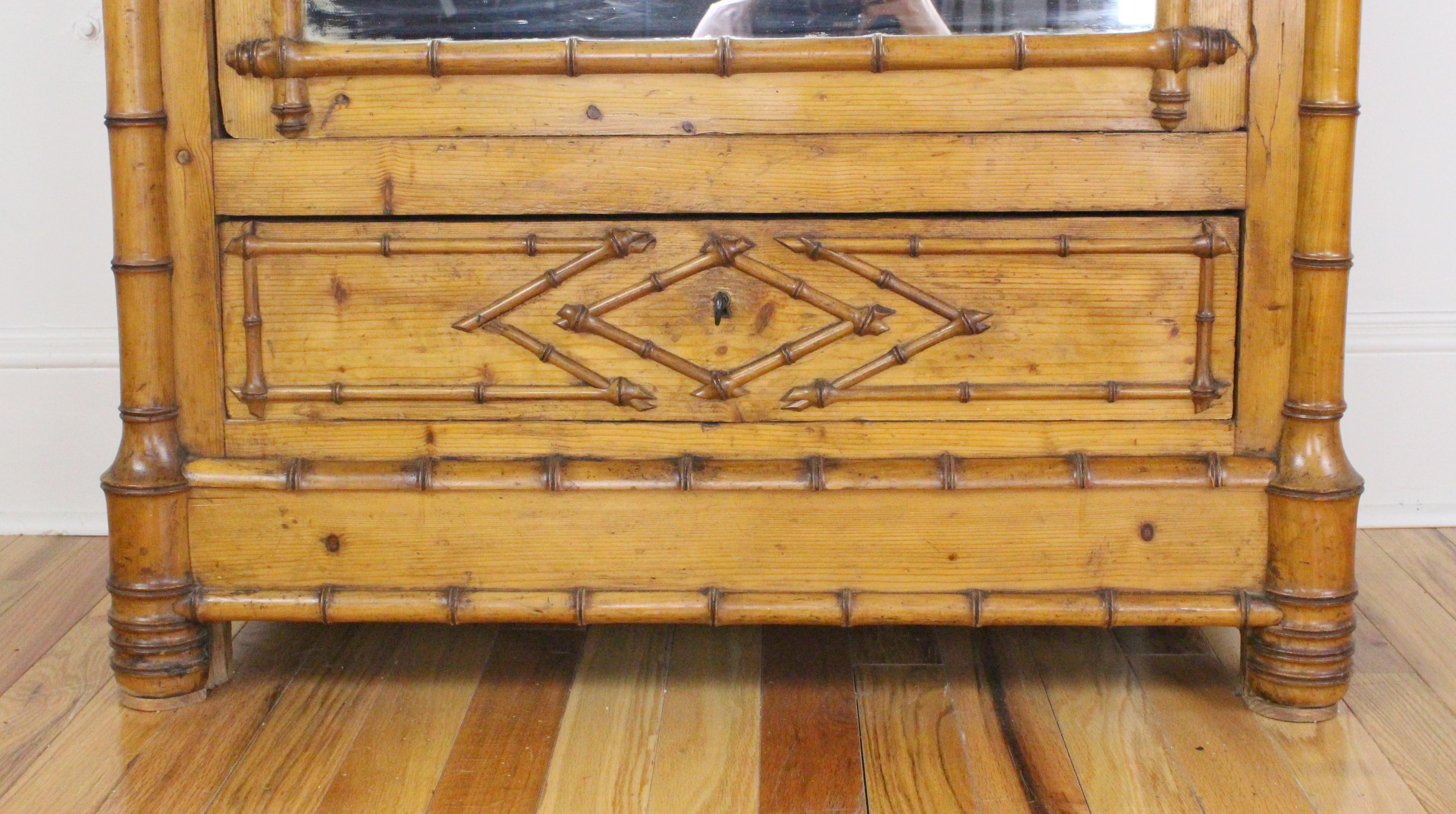 Armoire en faux bambou, porte à miroir Bon état à Port Chester, NY