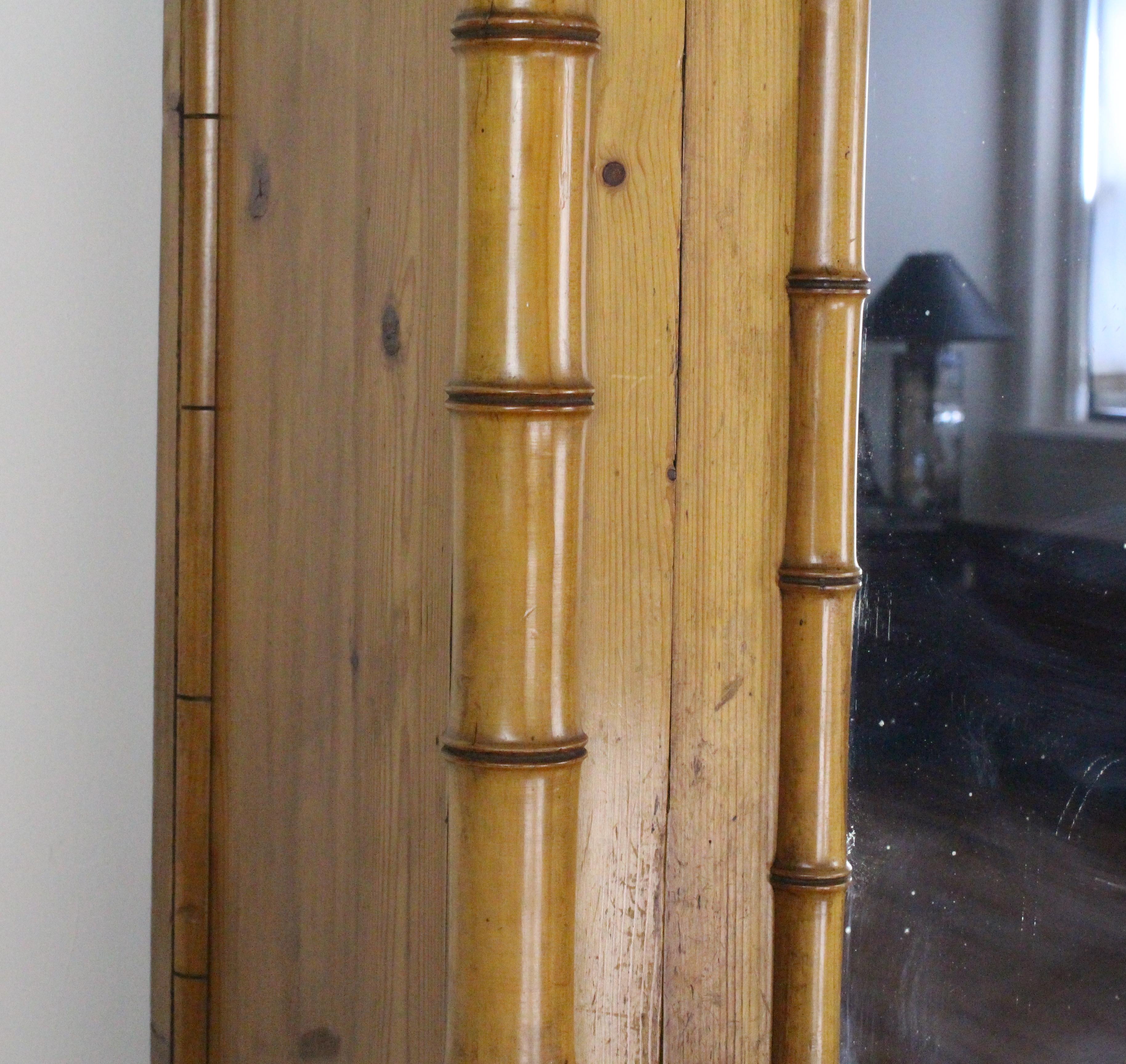 XIXe siècle Armoire en faux bambou, porte à miroir