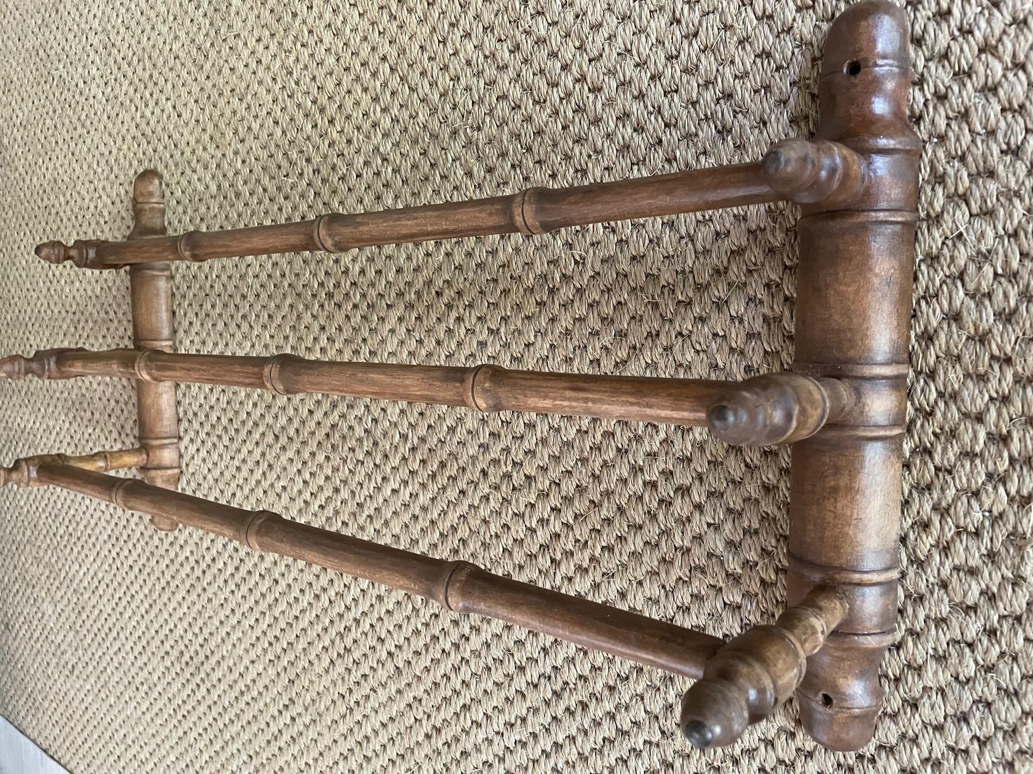 Toallero de baño de bambú sintético siglo XX en venta