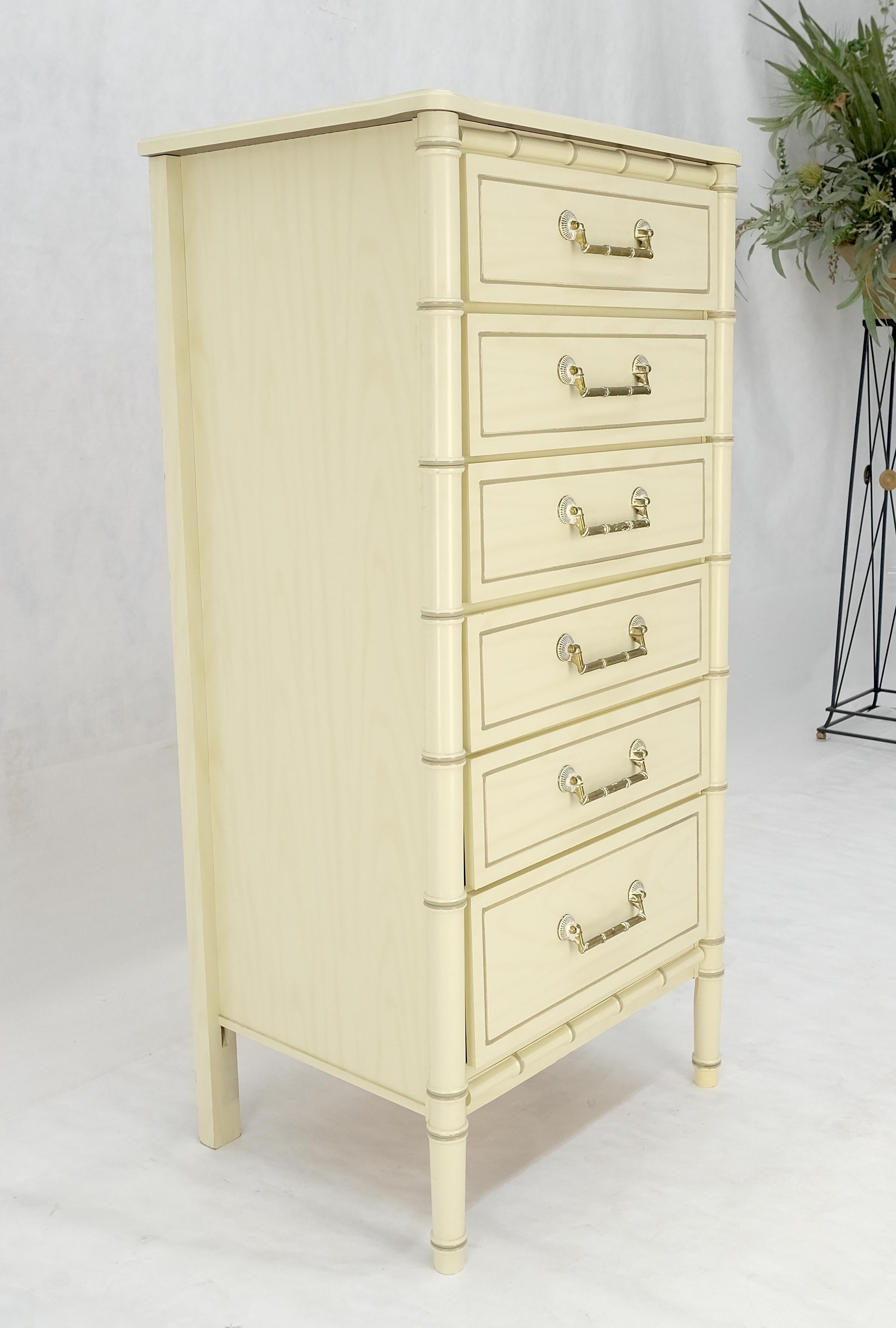 Commode de lingerie MINT! de 48 pouces de haut à 6 tiroirs en faux bambou laqué beige et blanc en vente 4