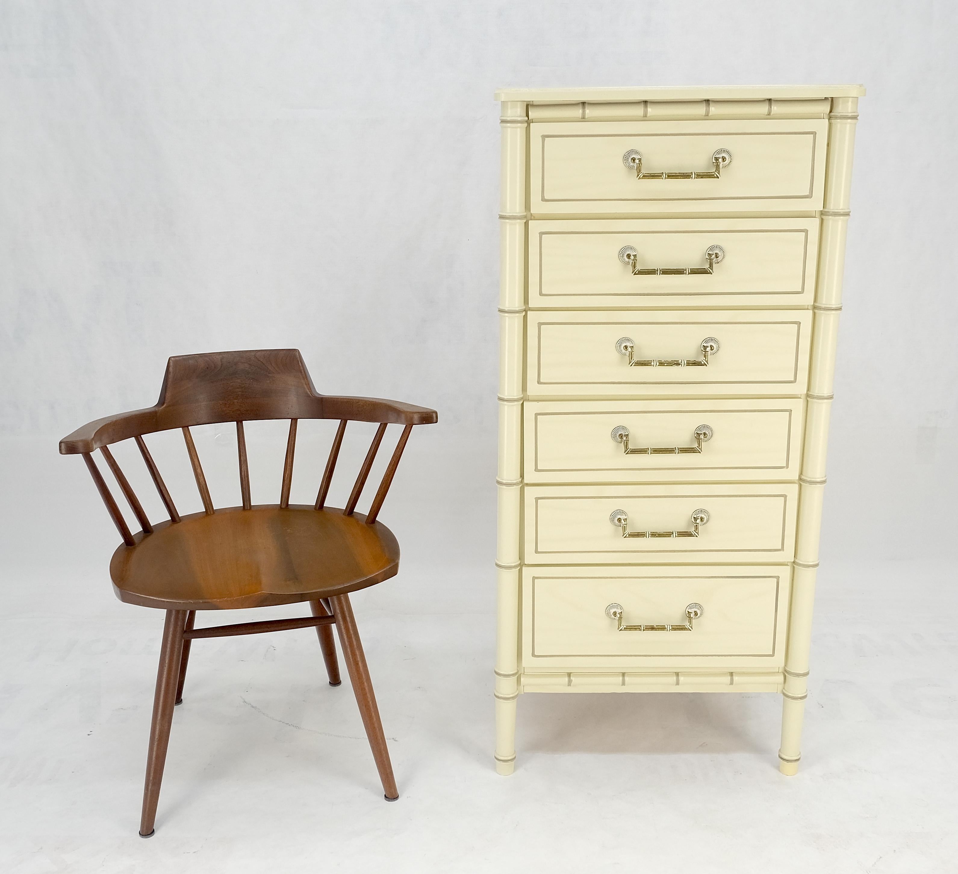 Mid-Century Modern Commode de lingerie MINT! de 48 pouces de haut à 6 tiroirs en faux bambou laqué beige et blanc en vente