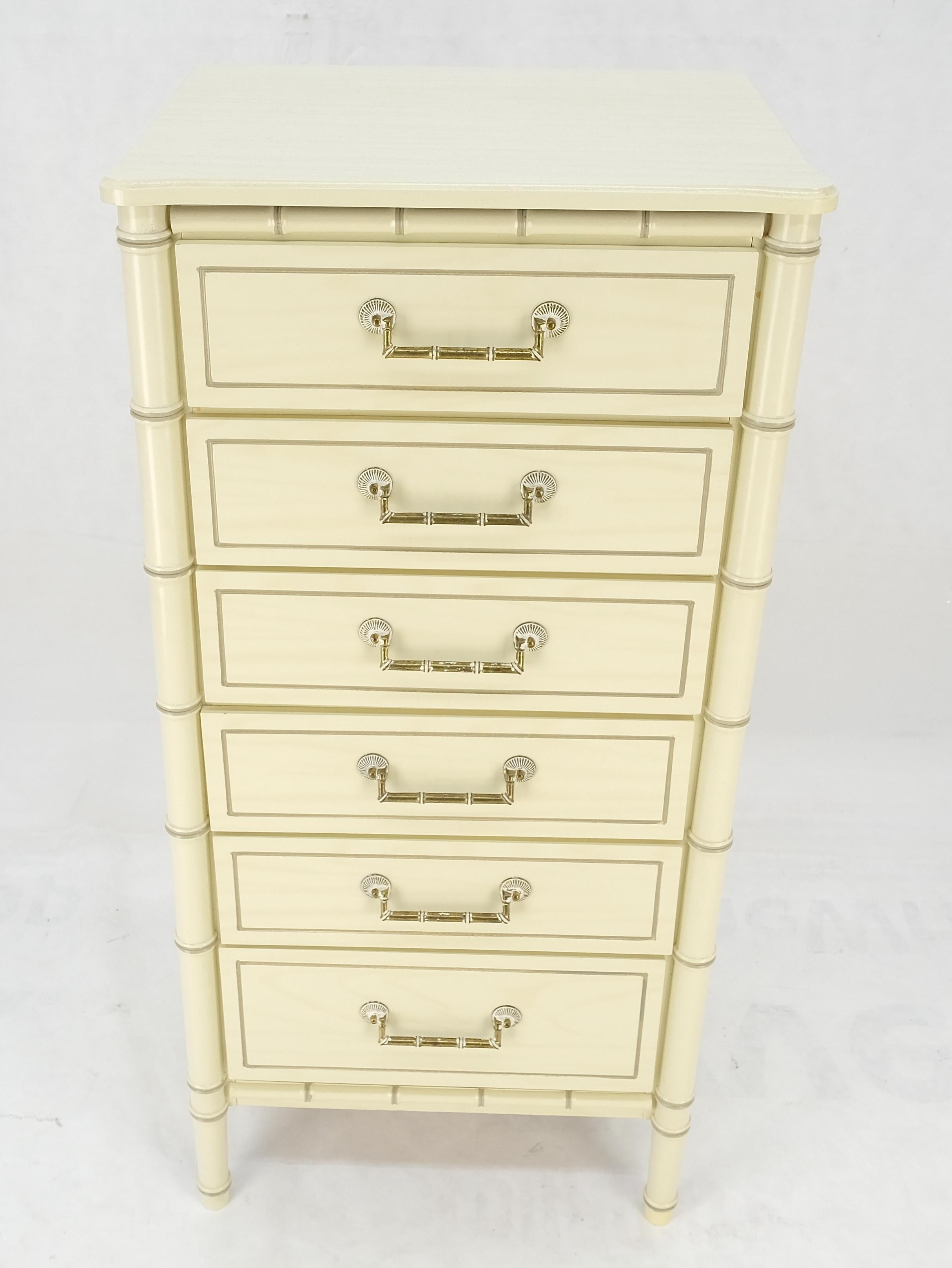 Peint Commode de lingerie MINT! de 48 pouces de haut à 6 tiroirs en faux bambou laqué beige et blanc en vente