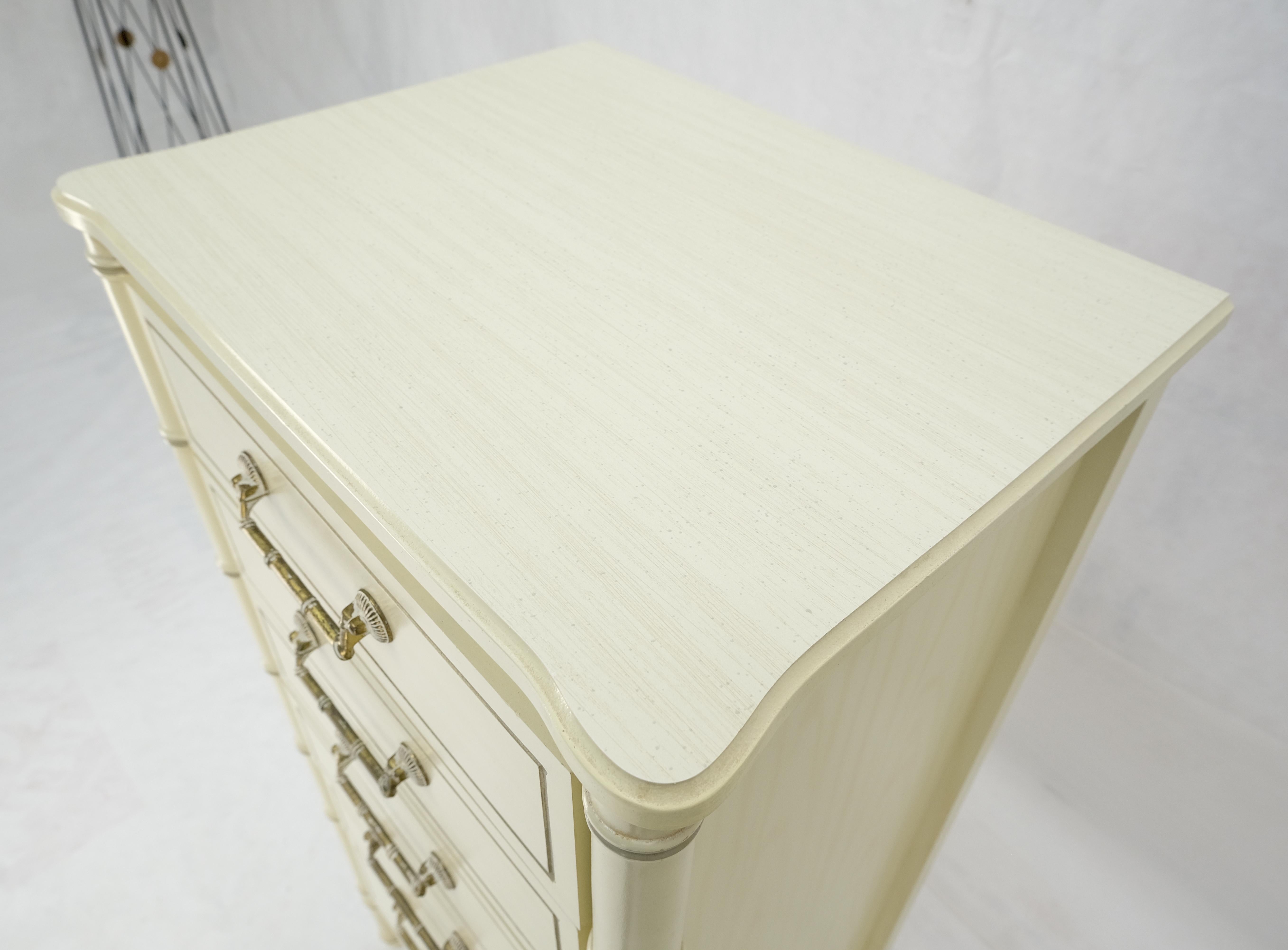 Commode de lingerie MINT! de 48 pouces de haut à 6 tiroirs en faux bambou laqué beige et blanc Bon état - En vente à Rockaway, NJ