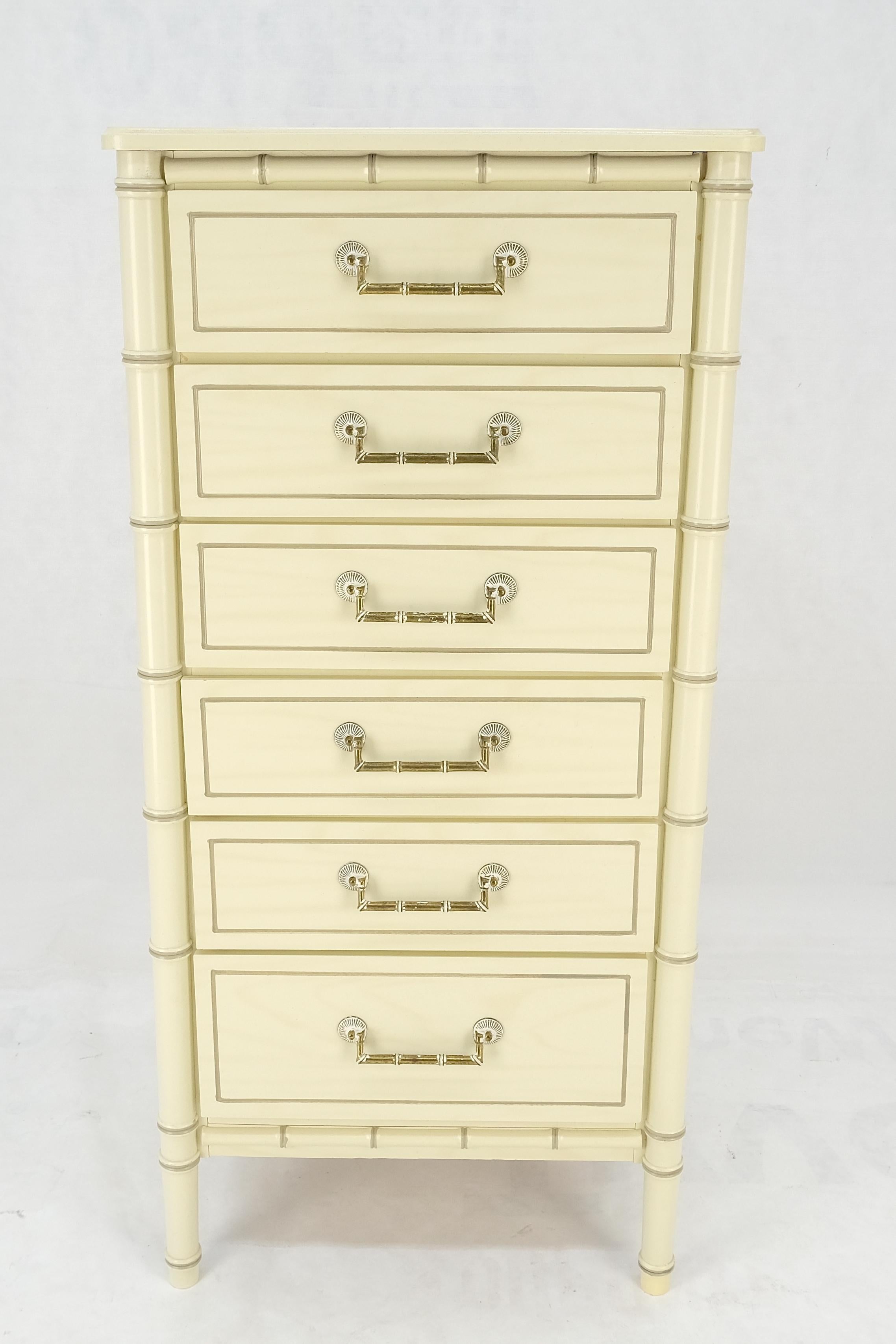 20ième siècle Commode de lingerie MINT! de 48 pouces de haut à 6 tiroirs en faux bambou laqué beige et blanc en vente