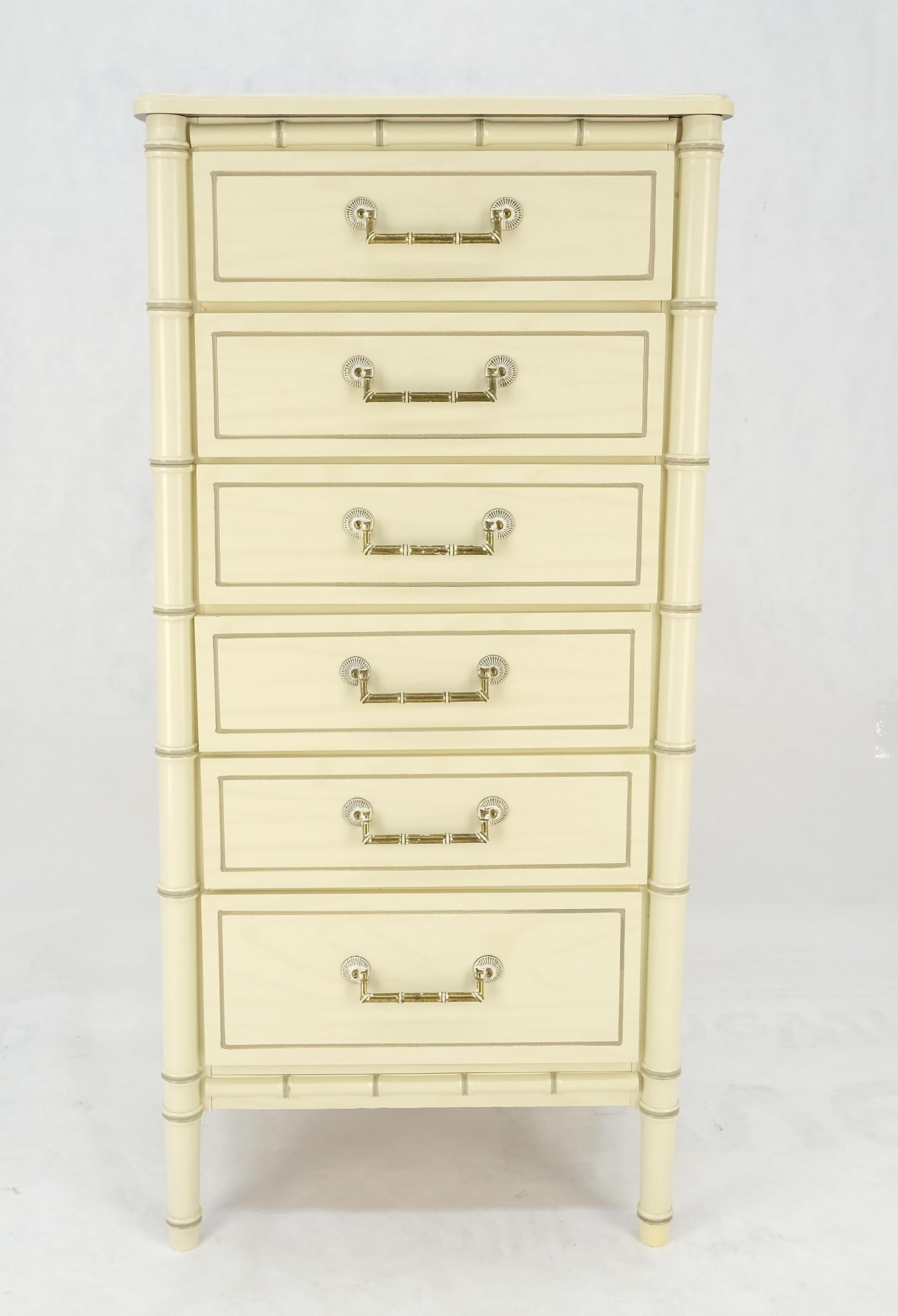 Laiton Commode de lingerie MINT! de 48 pouces de haut à 6 tiroirs en faux bambou laqué beige et blanc en vente