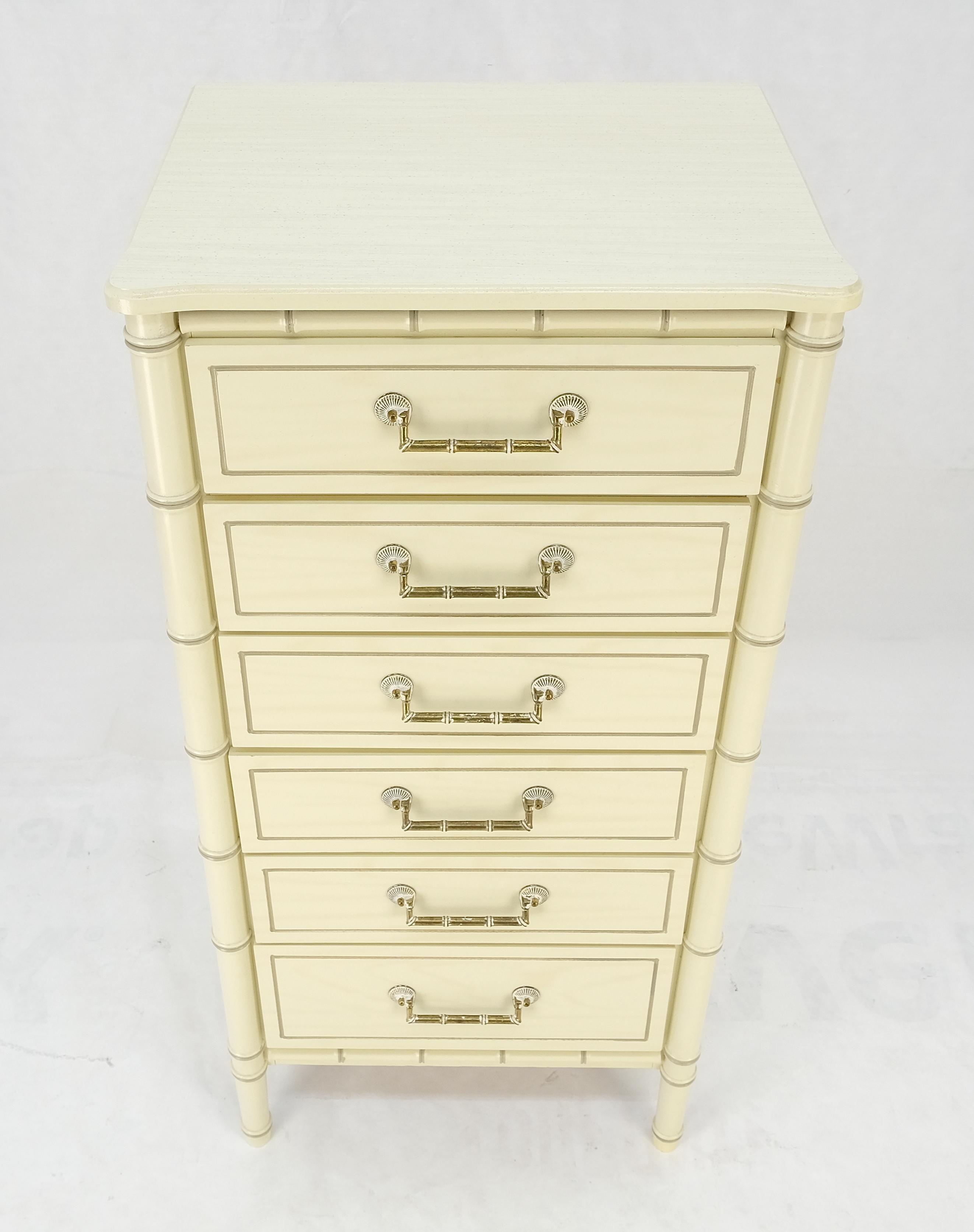 Commode de lingerie MINT! de 48 pouces de haut à 6 tiroirs en faux bambou laqué beige et blanc en vente 1