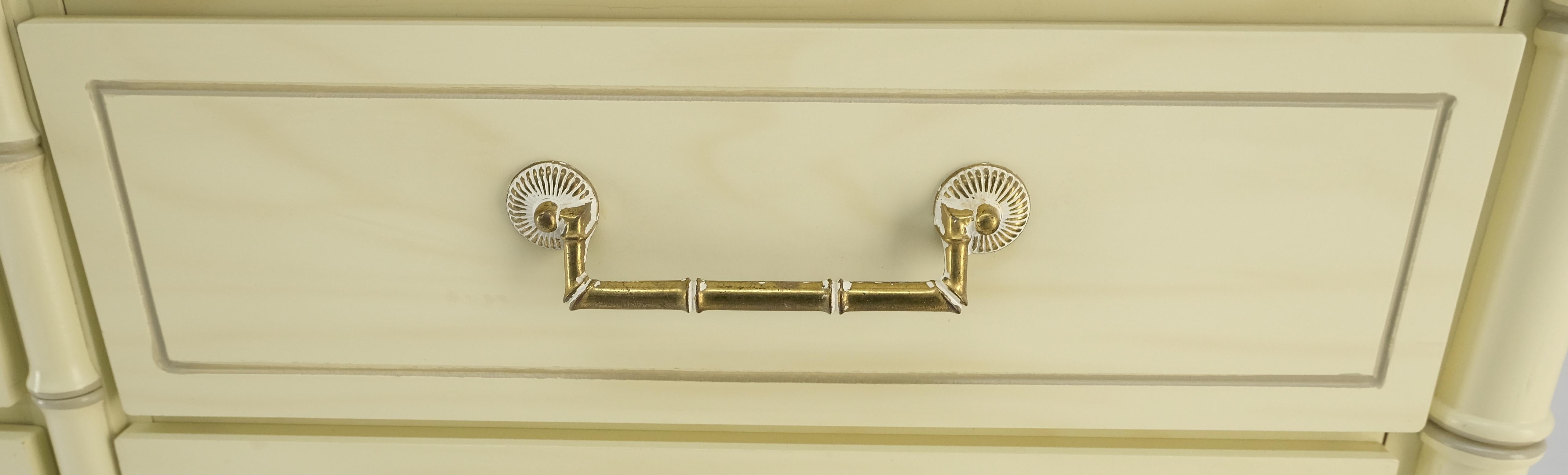 Mid-Century Modern Faux Bambou Beige Blanc Laqué 9 Tiroirs 65