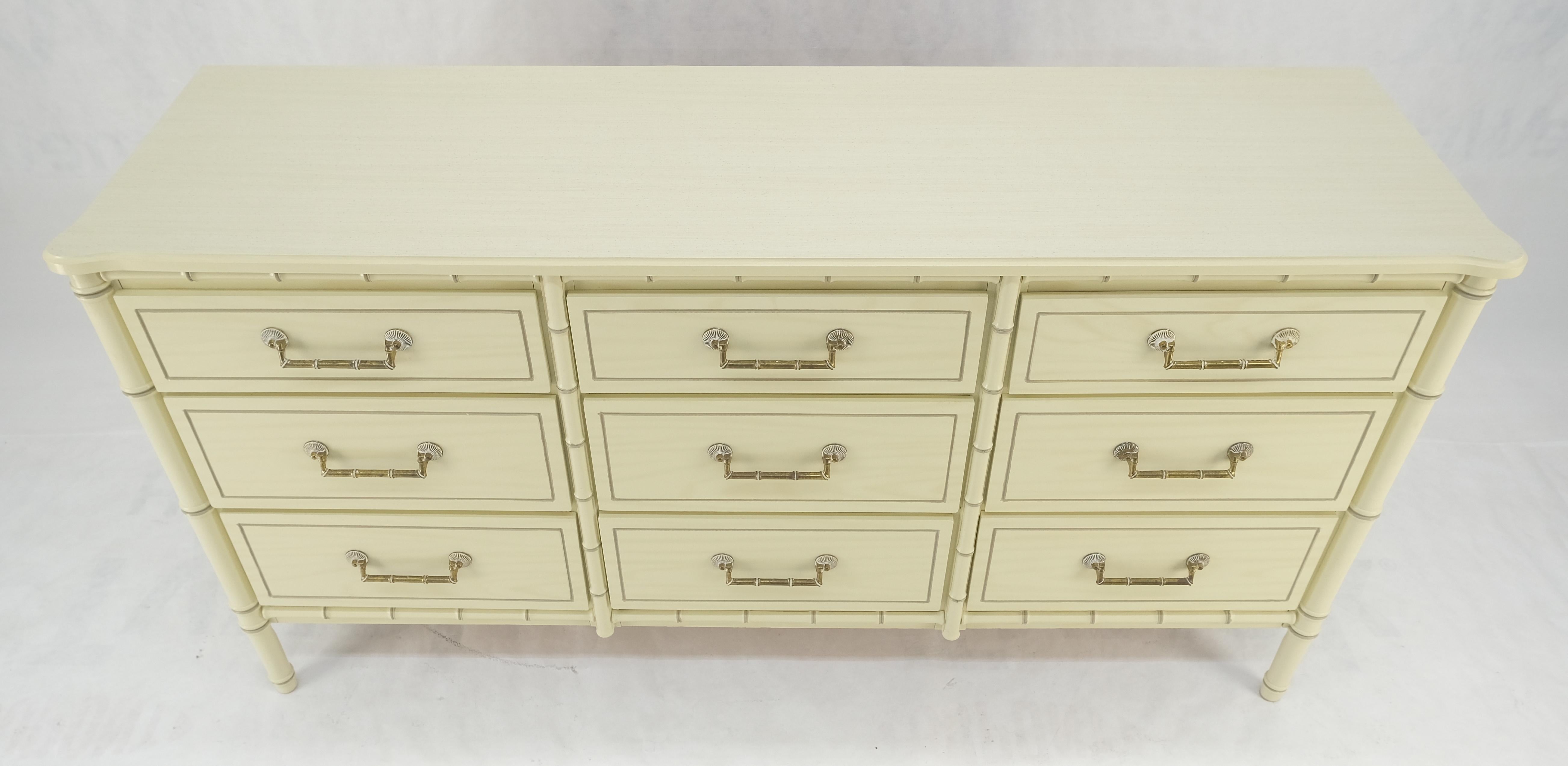 20ième siècle Faux Bambou Beige Blanc Laqué 9 Tiroirs 65