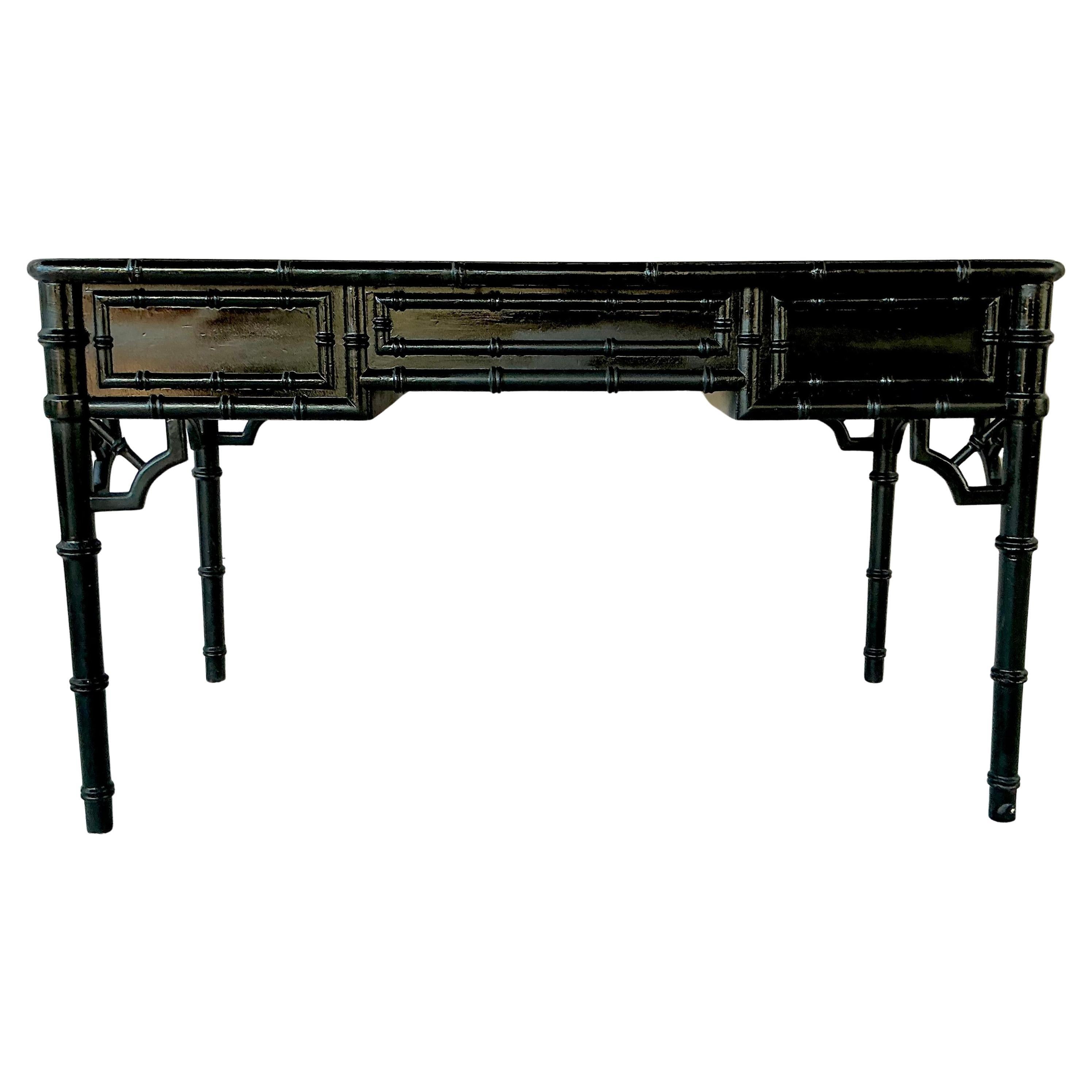 Legno Scrivania in finto bambù laccato nero, stile James Mont in vendita