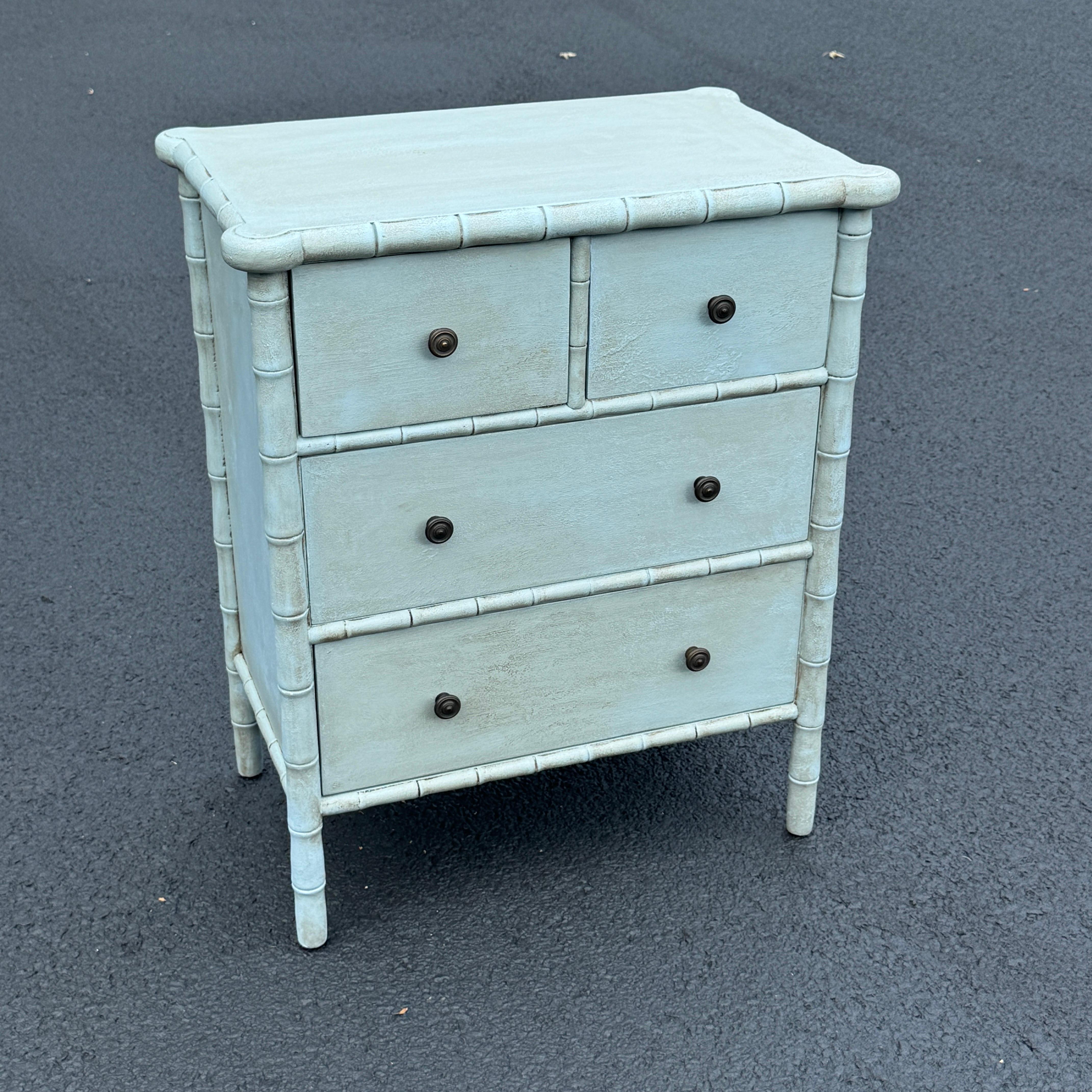 Questa robusta cassettiera è ricca di dettagli. Questa cassettiera a quattro cassetti in finto bambù è stata dipinta in una tonalità di blu gustaviano. Un pezzo molto versatile che può essere utilizzato in un soggiorno, in un ingresso, in un foyer o