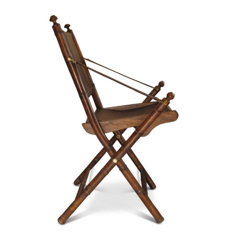 Campagne Chaise de campagne Safari pliante en faux bambou, laiton et cuir brun en vente