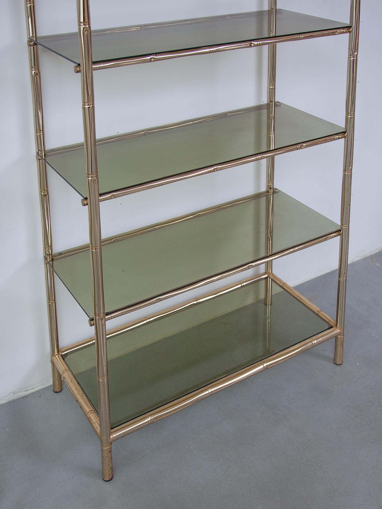 Faux Bamboo Brass Etagere Maison Jansen In Good Condition For Sale In Antwerp, BE