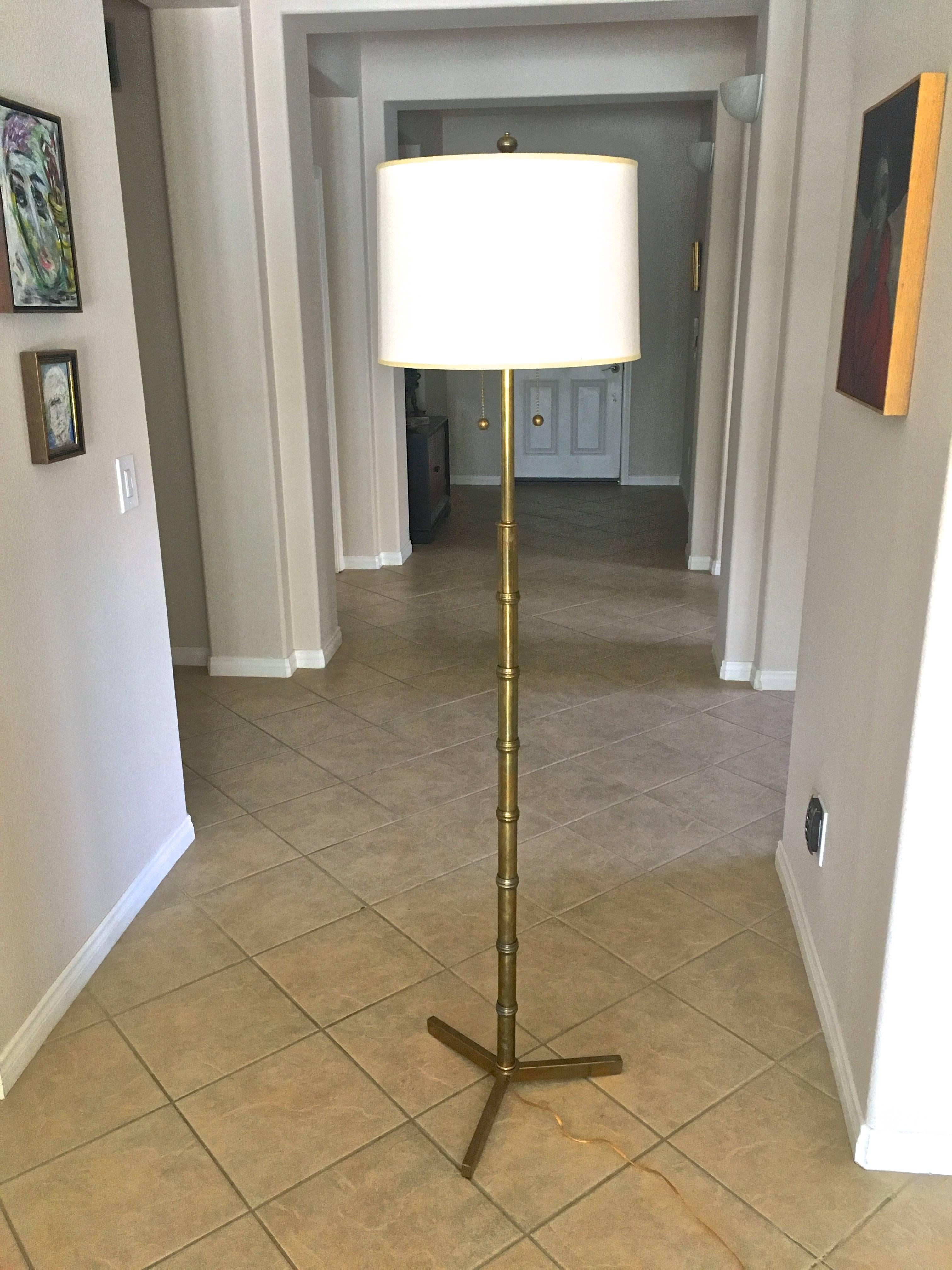 Faux brass bamboo floor lamp with double sockets lights. Rewired. Shade not include for display only.
Measures: 17