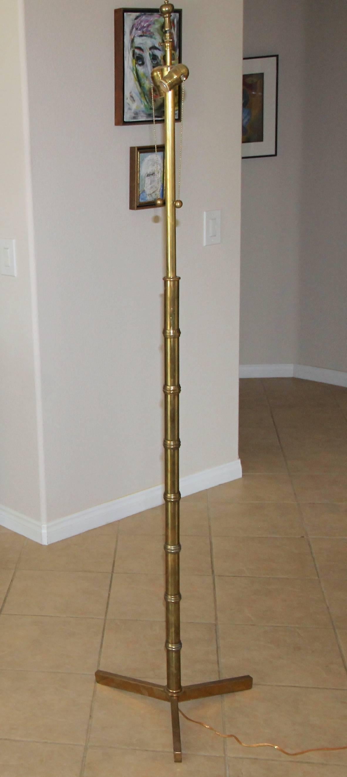 Américain Lampadaire en faux bambou et laiton