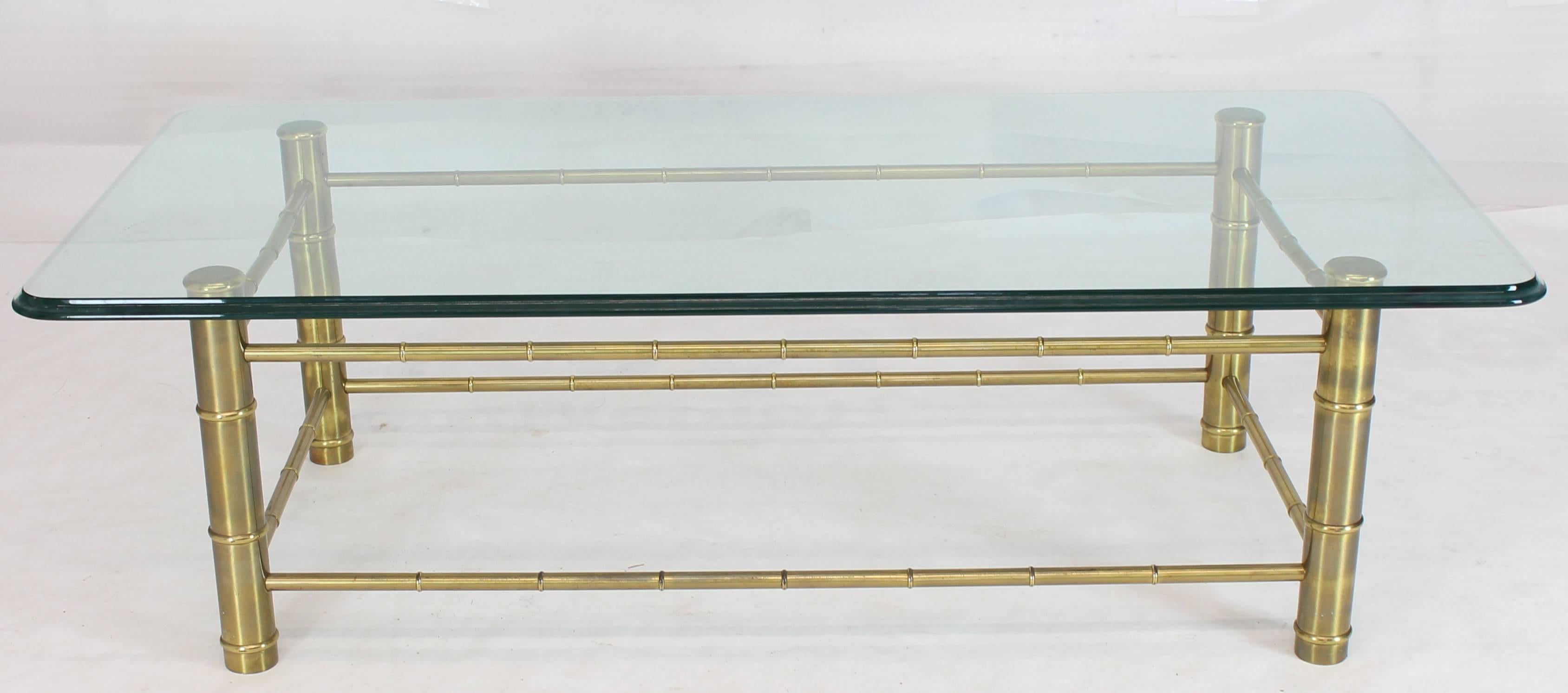 Mesa de centro rectangular de latón y cristal, moderna de mediados de siglo.