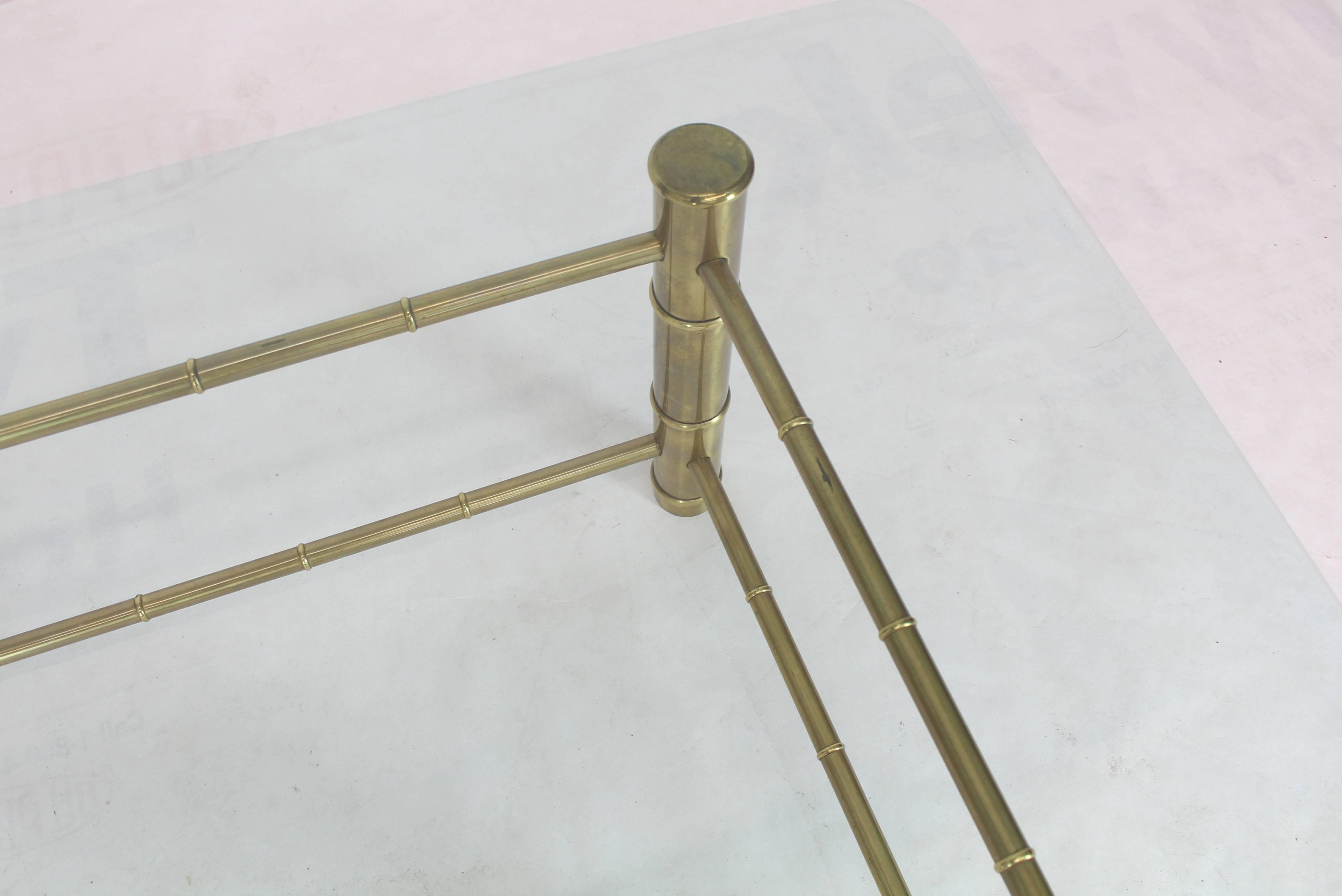 Laiton Table basse rectangulaire en laiton et verre imitation bambou en vente