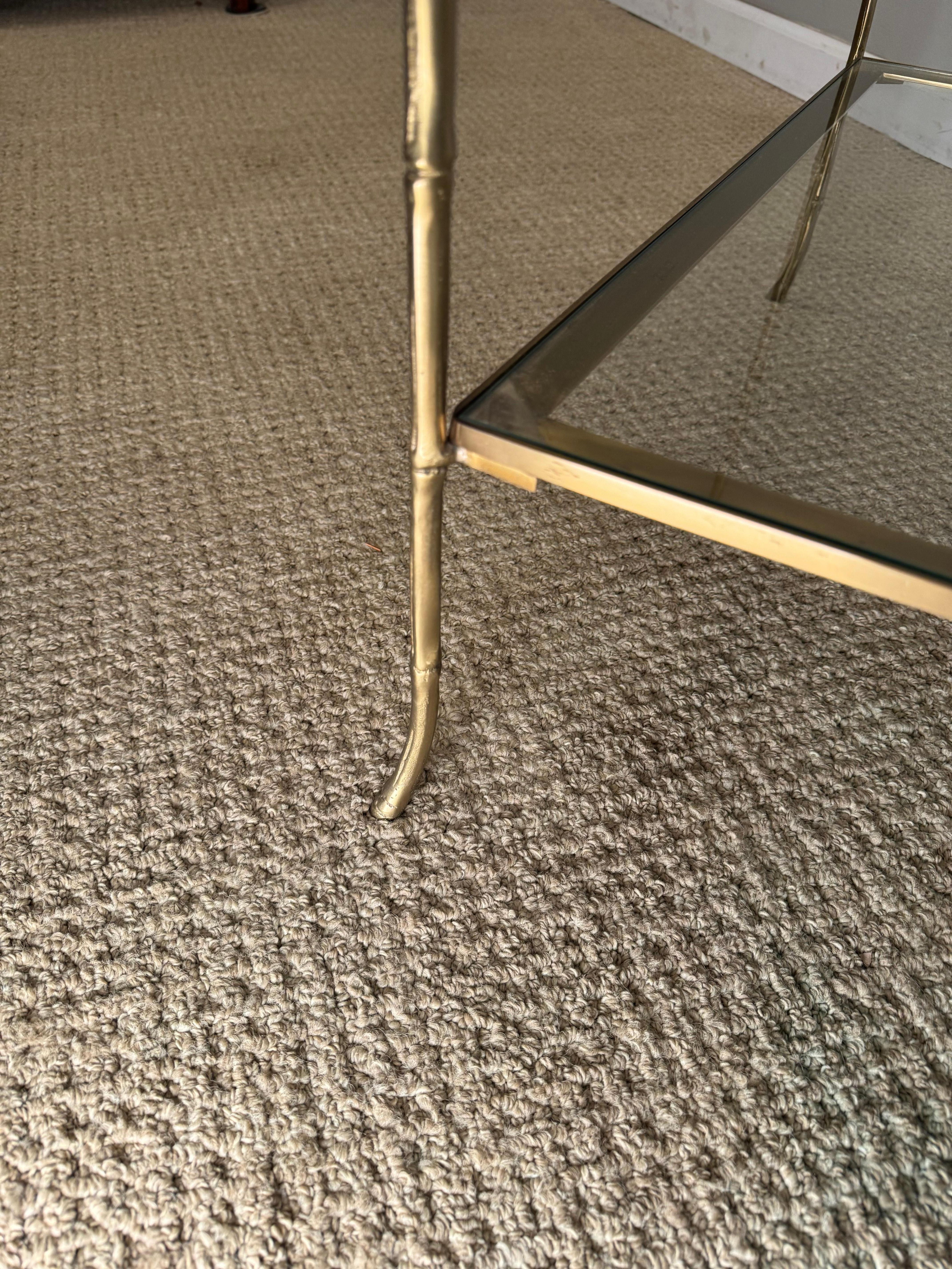 Table en faux bambou, laiton et verre en vente 2