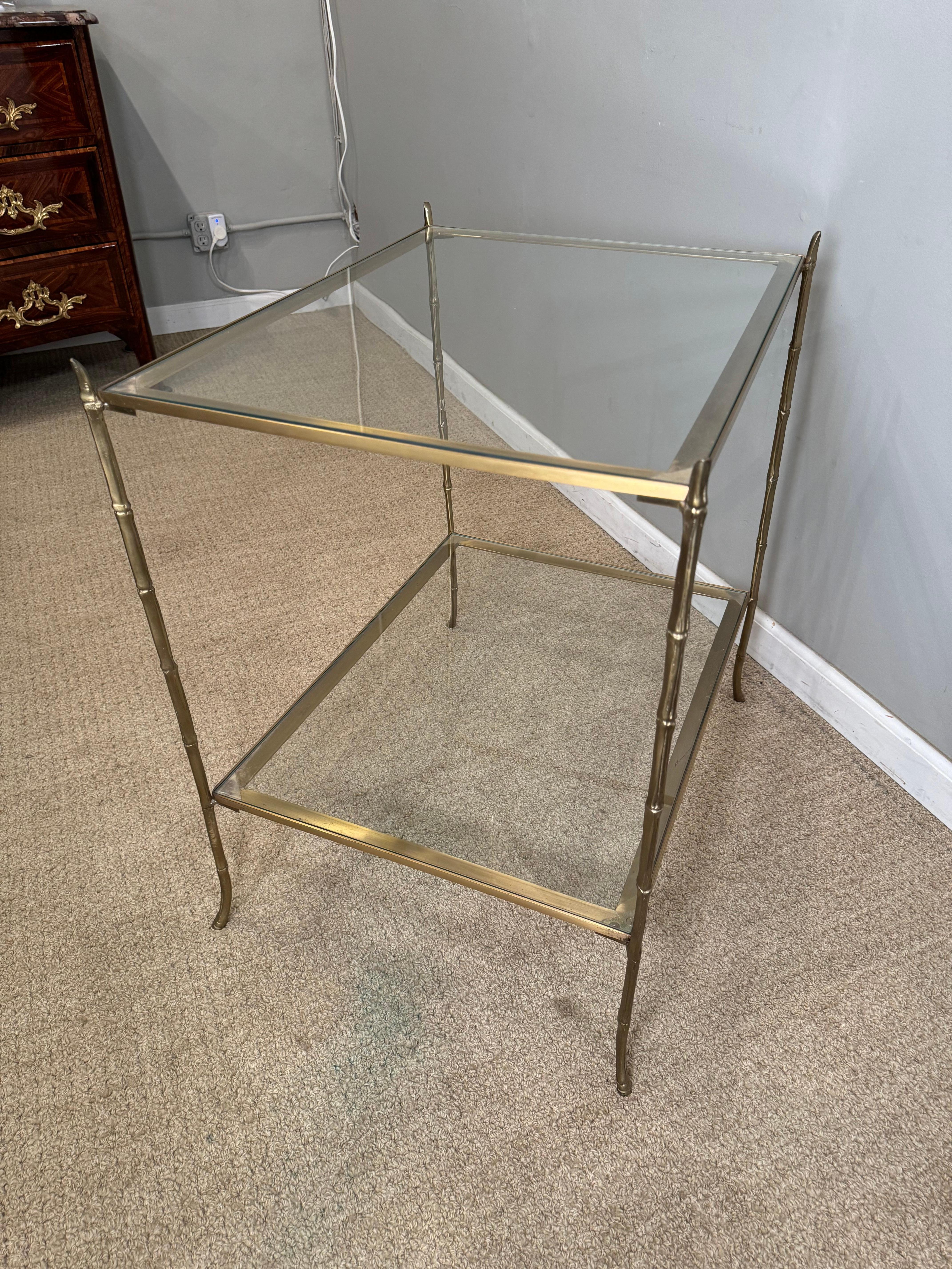 Table en faux bambou, laiton et verre en vente 3