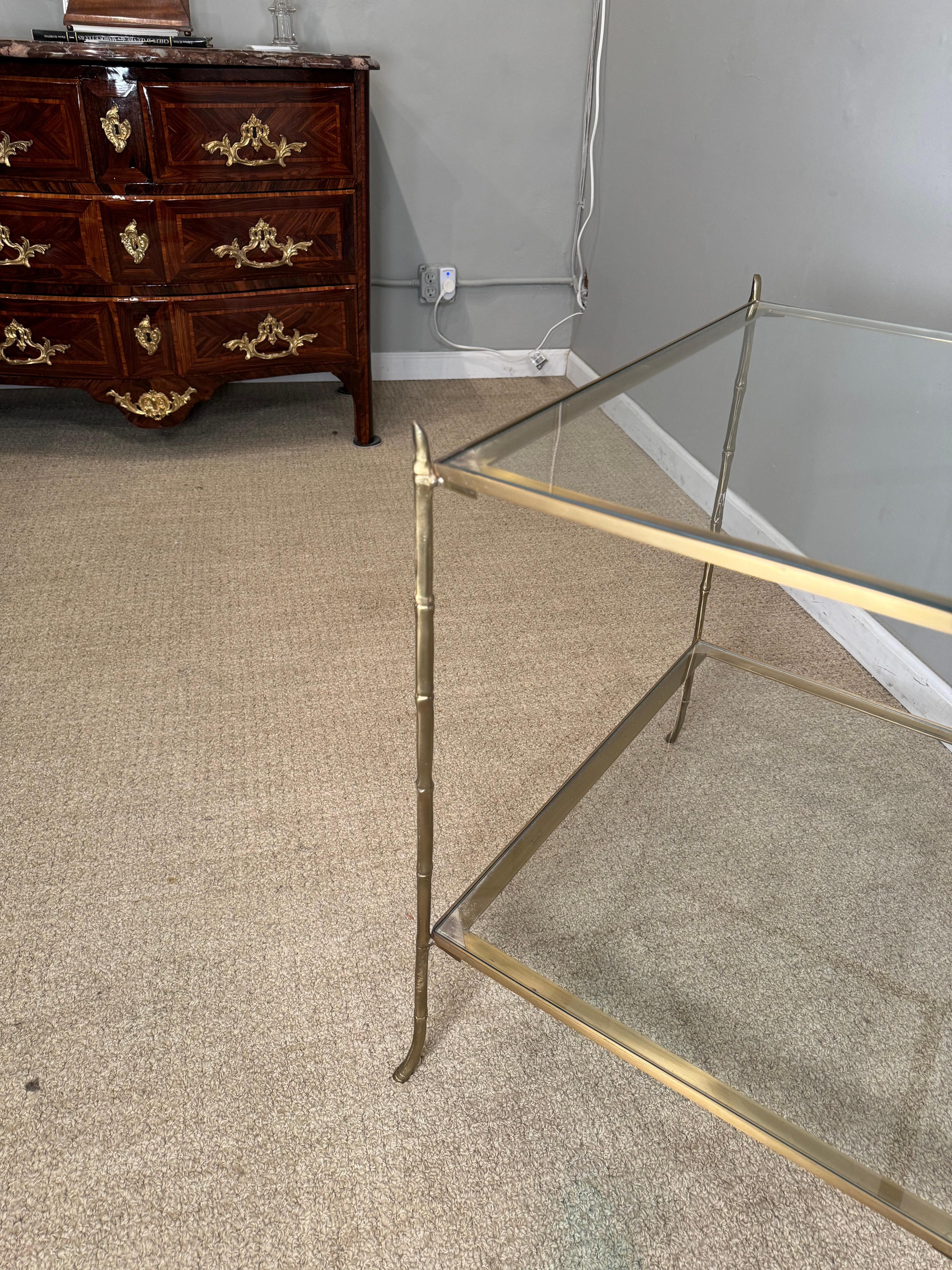 Table en faux bambou, laiton et verre en vente 4