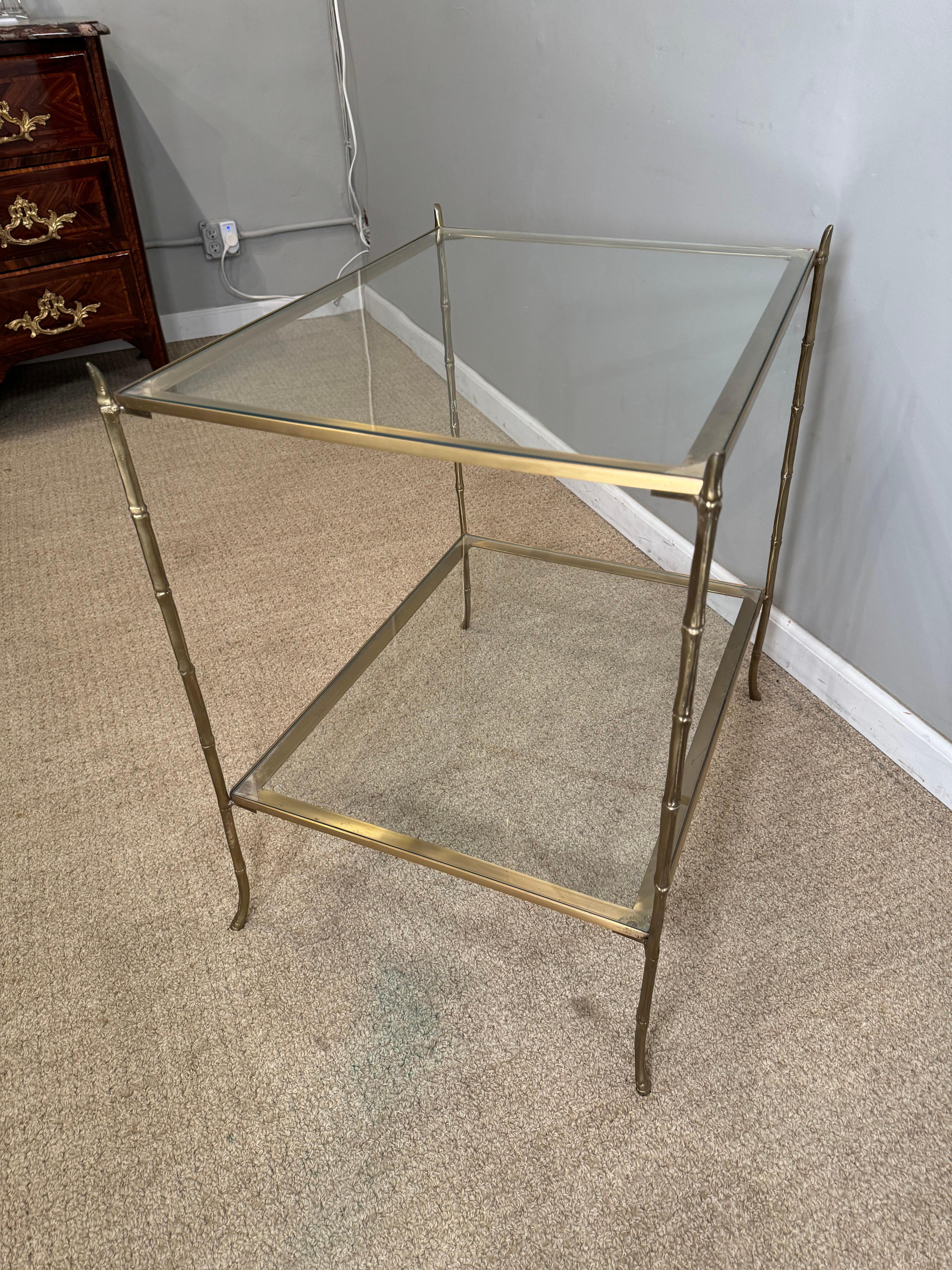 Table en faux bambou, laiton et verre en vente 5