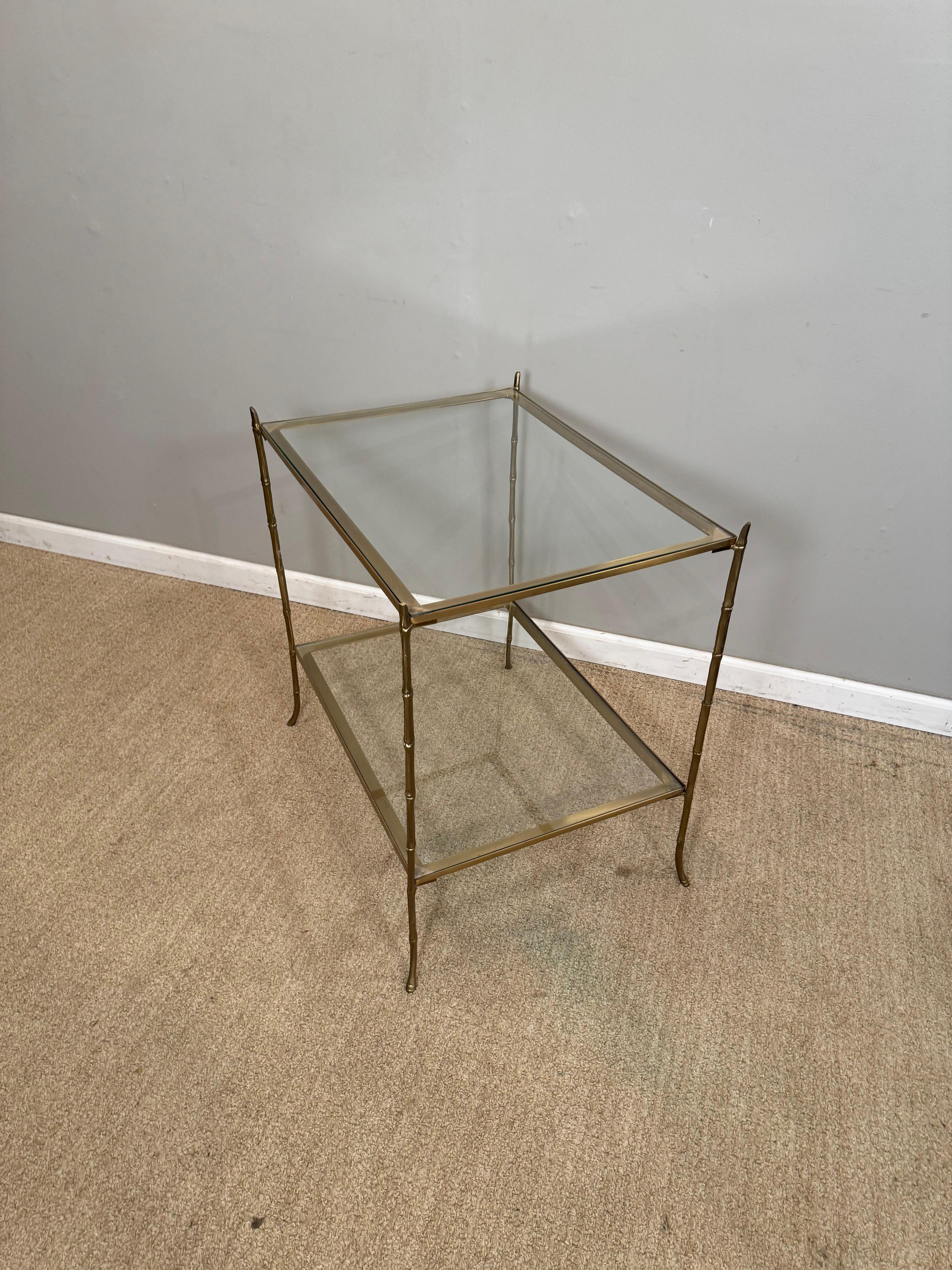 Autre Table en faux bambou, laiton et verre en vente