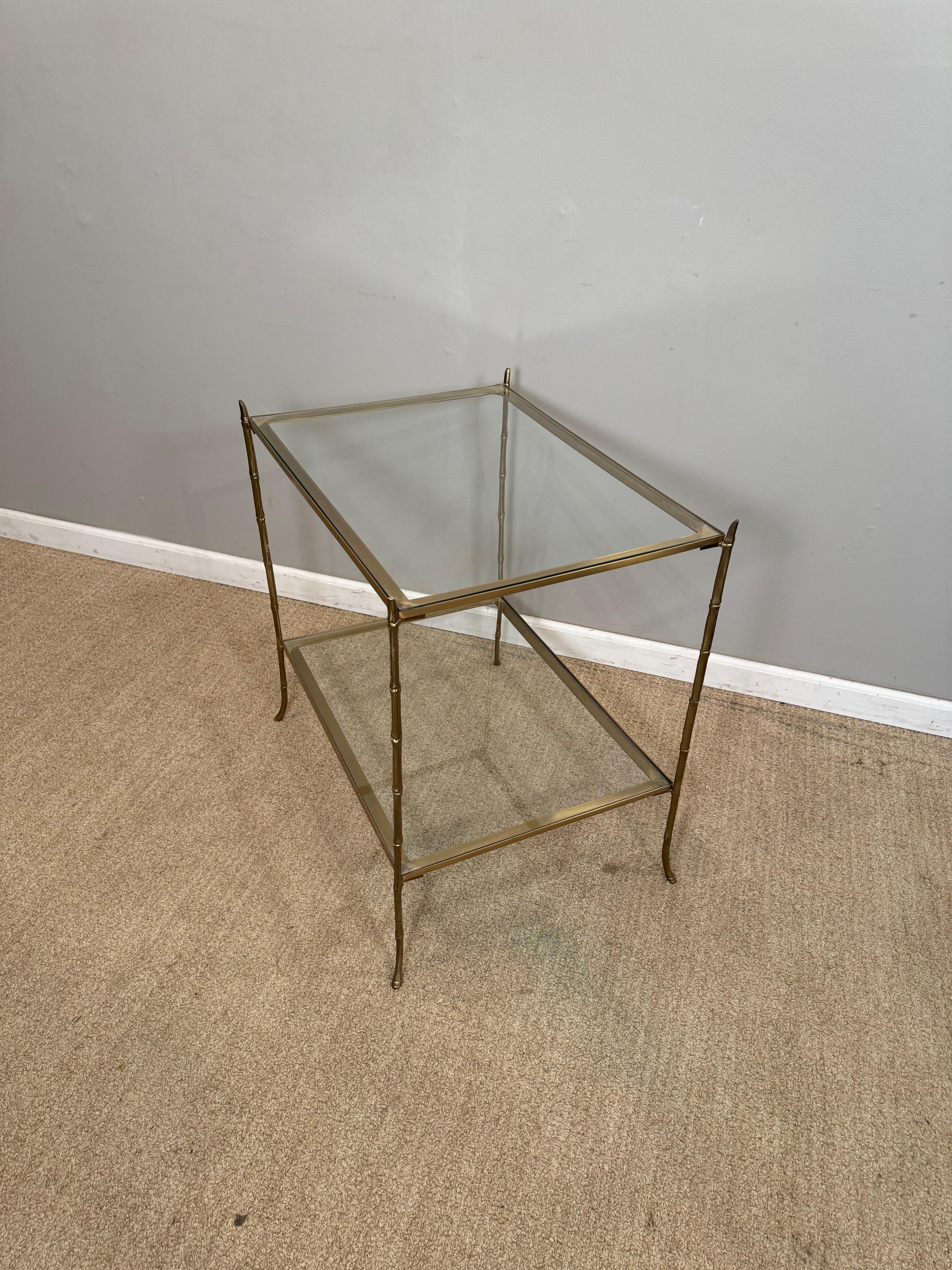 Américain Table en faux bambou, laiton et verre en vente