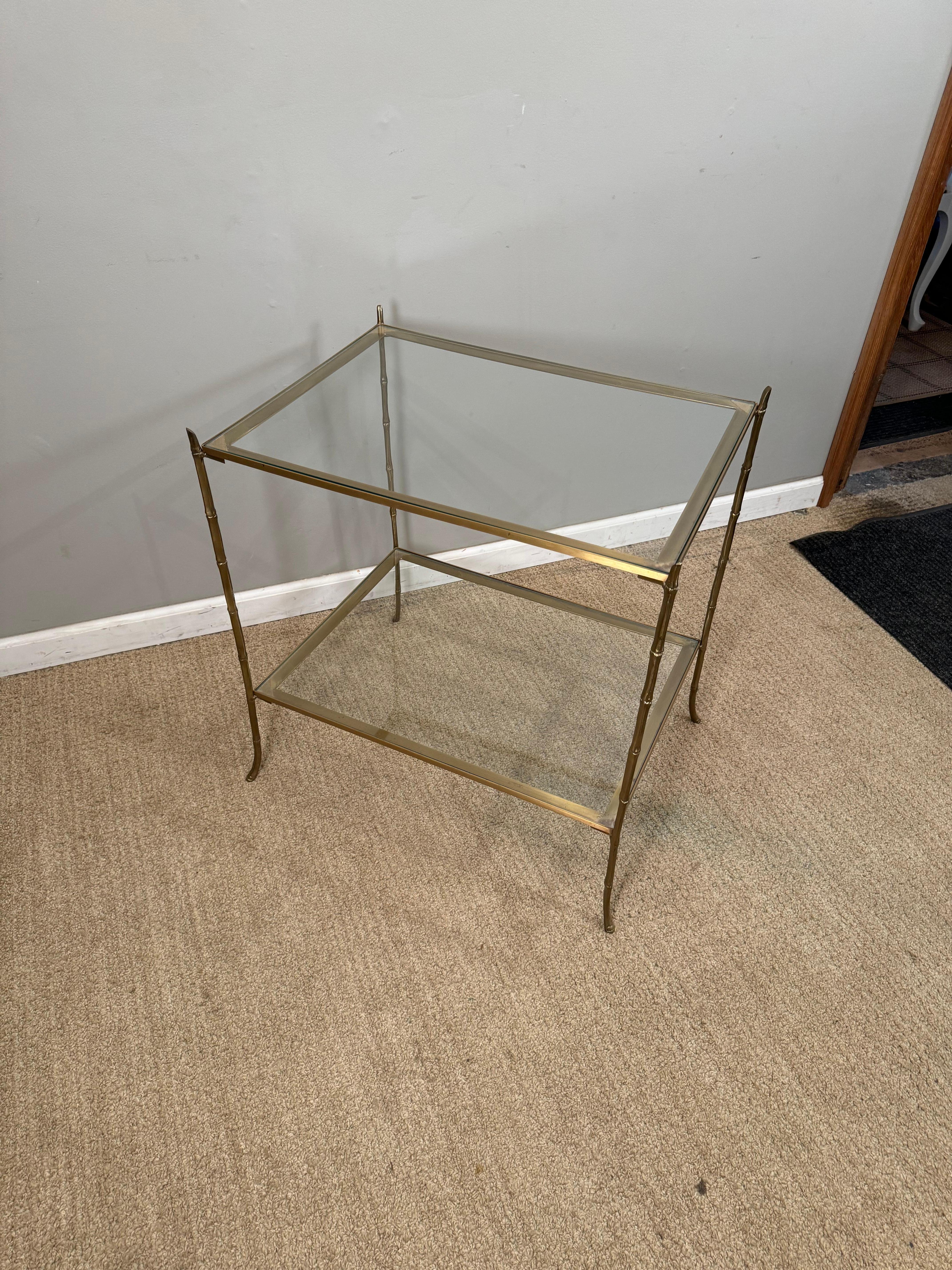 Laqué Table en faux bambou, laiton et verre en vente