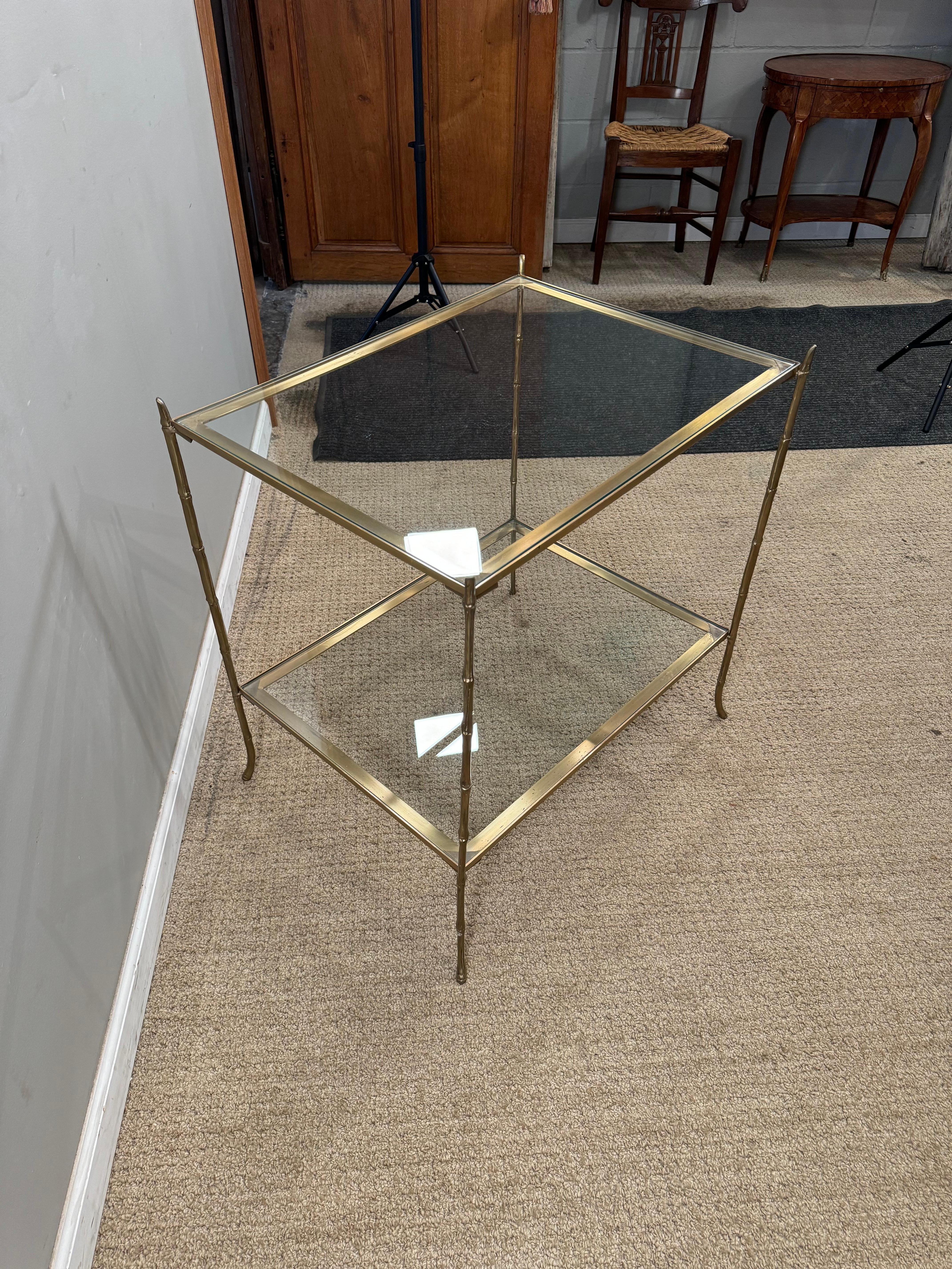 Table en faux bambou, laiton et verre Bon état - En vente à Huntington, NY