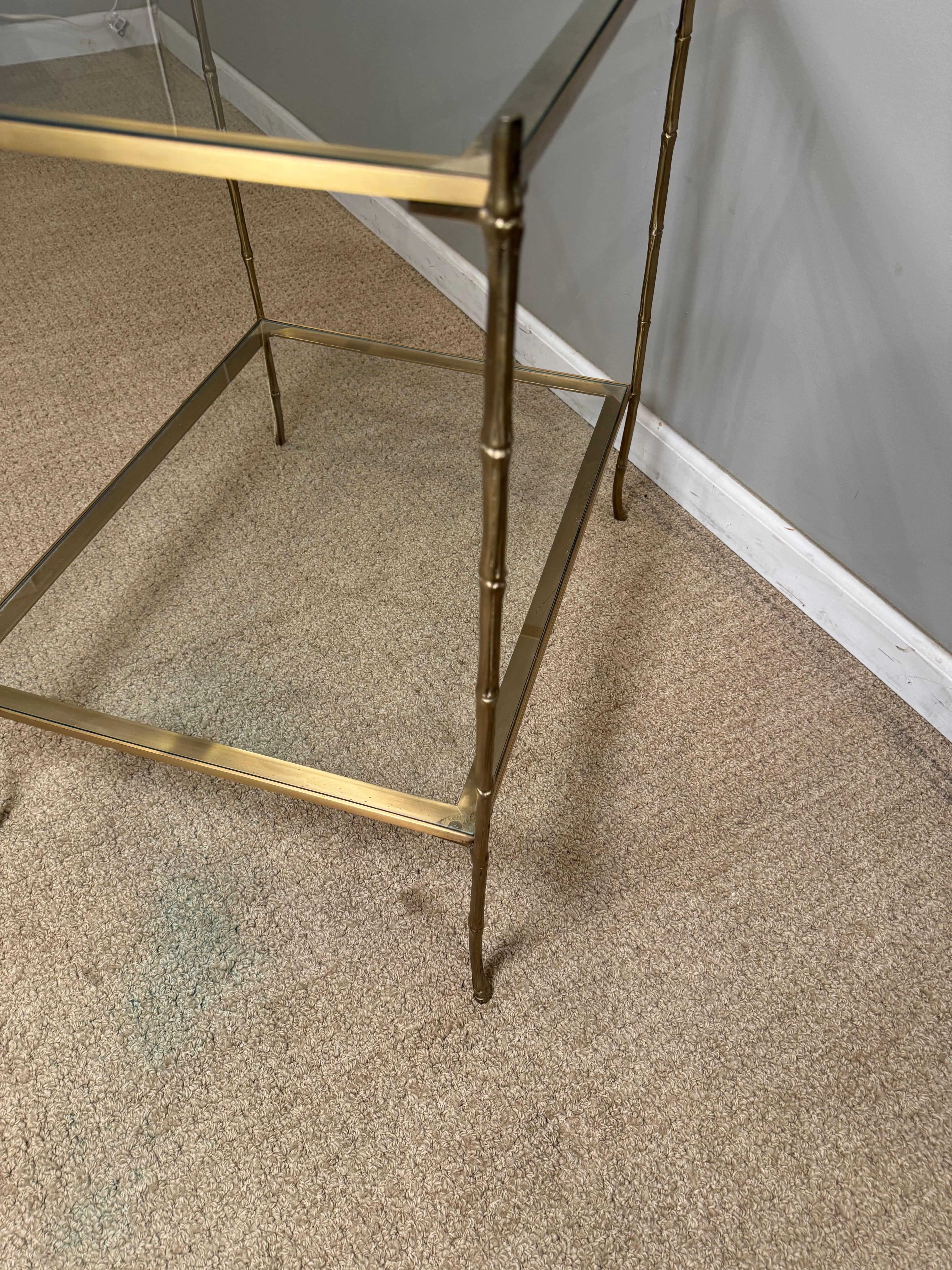 20ième siècle Table en faux bambou, laiton et verre en vente