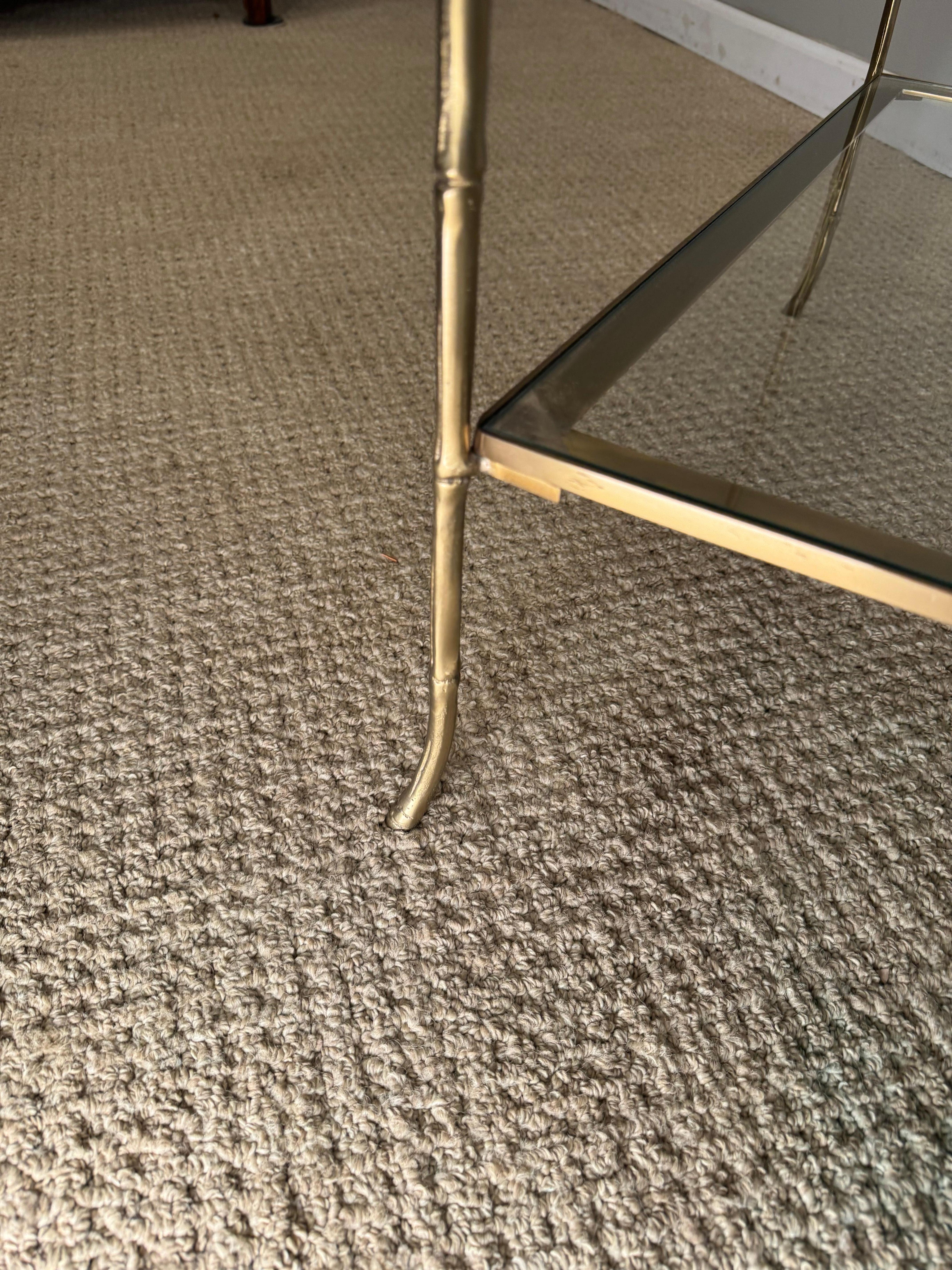 Table en faux bambou, laiton et verre en vente 1
