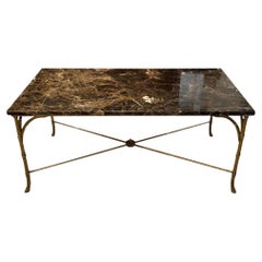 Table basse mi-siècle en laiton imitation bambou avec plateau en marbre