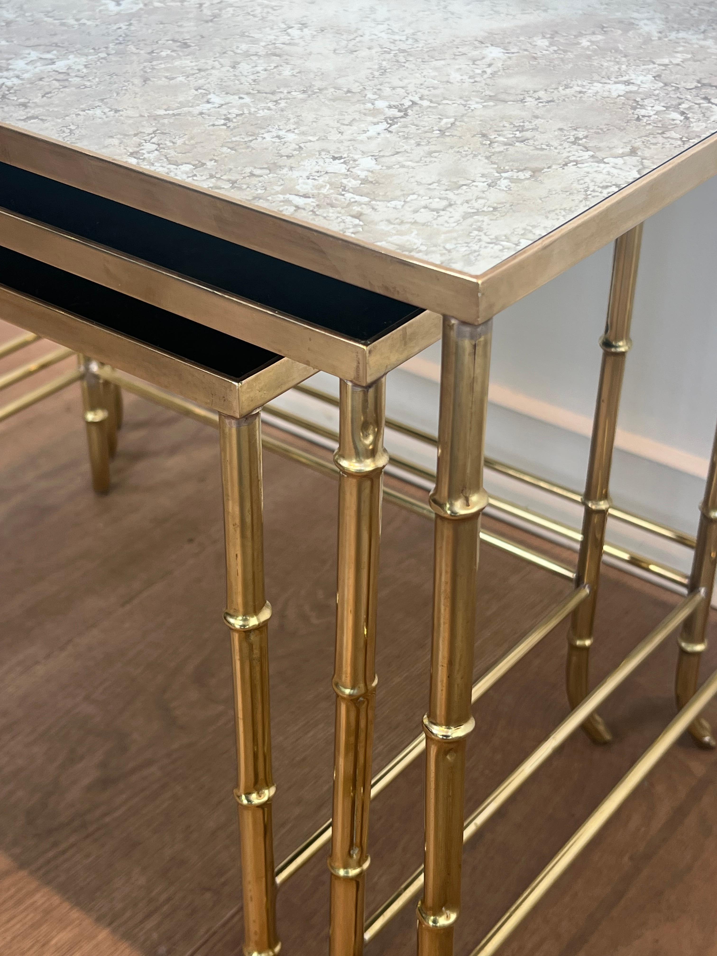 Tables gigognes en faux bambou et laiton avec plateaux en miroir églomisé par Maison Baguès en vente 3