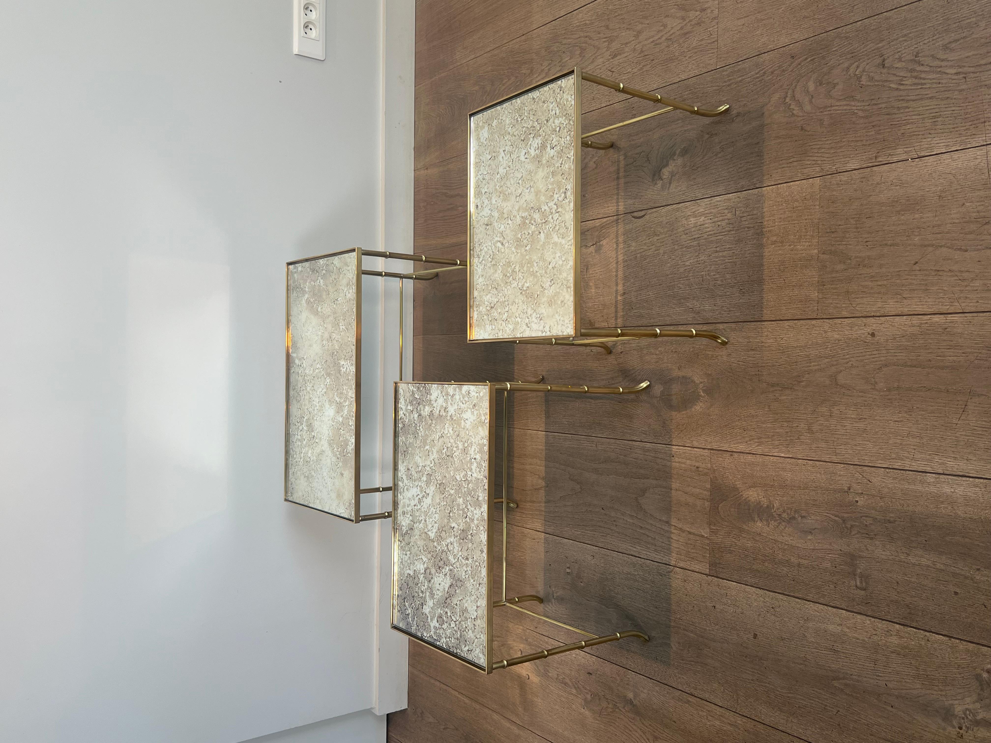 Tables gigognes en faux bambou et laiton avec plateaux en miroir églomisé par Maison Baguès en vente 5