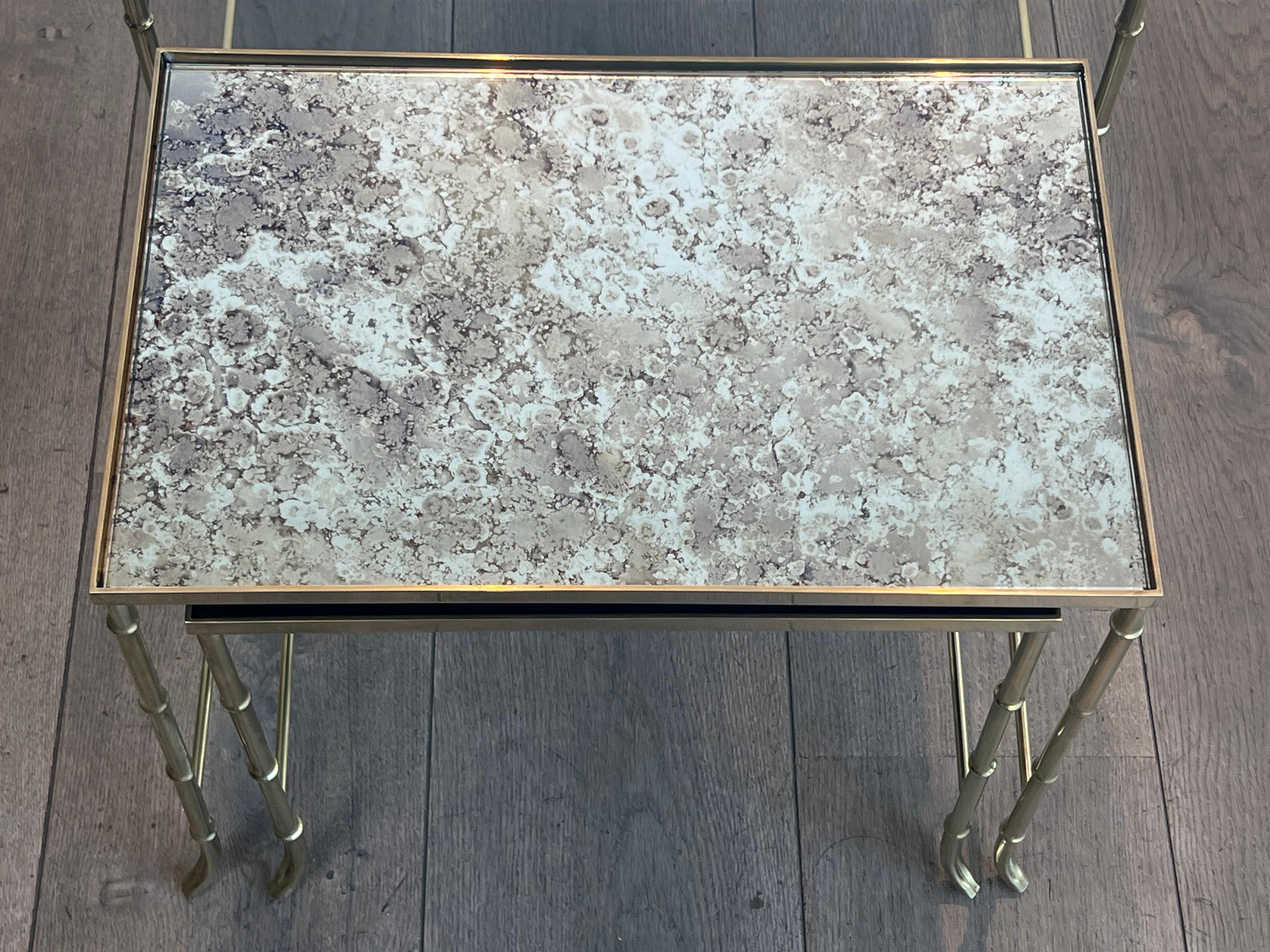 Tables gigognes en faux bambou et laiton avec plateaux en miroir églomisé par Maison Baguès en vente 7