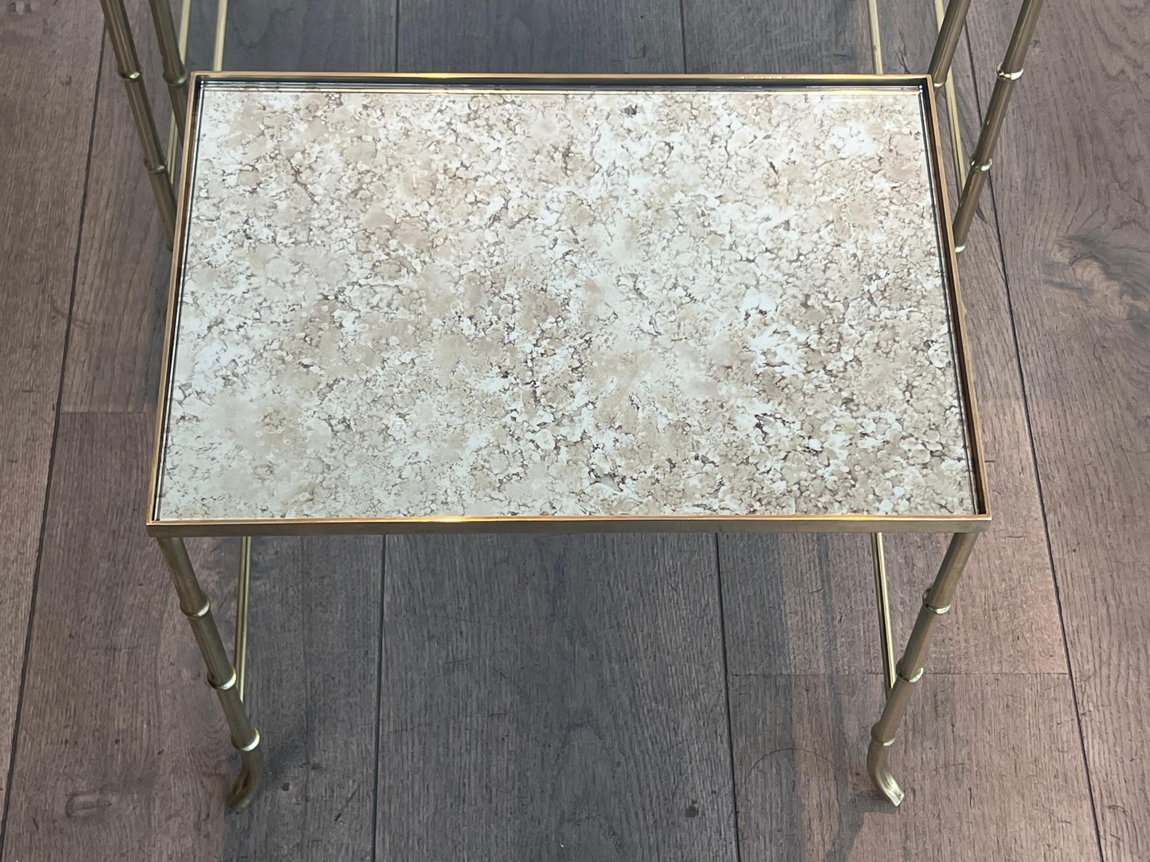 Tables gigognes en faux bambou et laiton avec plateaux en miroir églomisé par Maison Baguès en vente 8