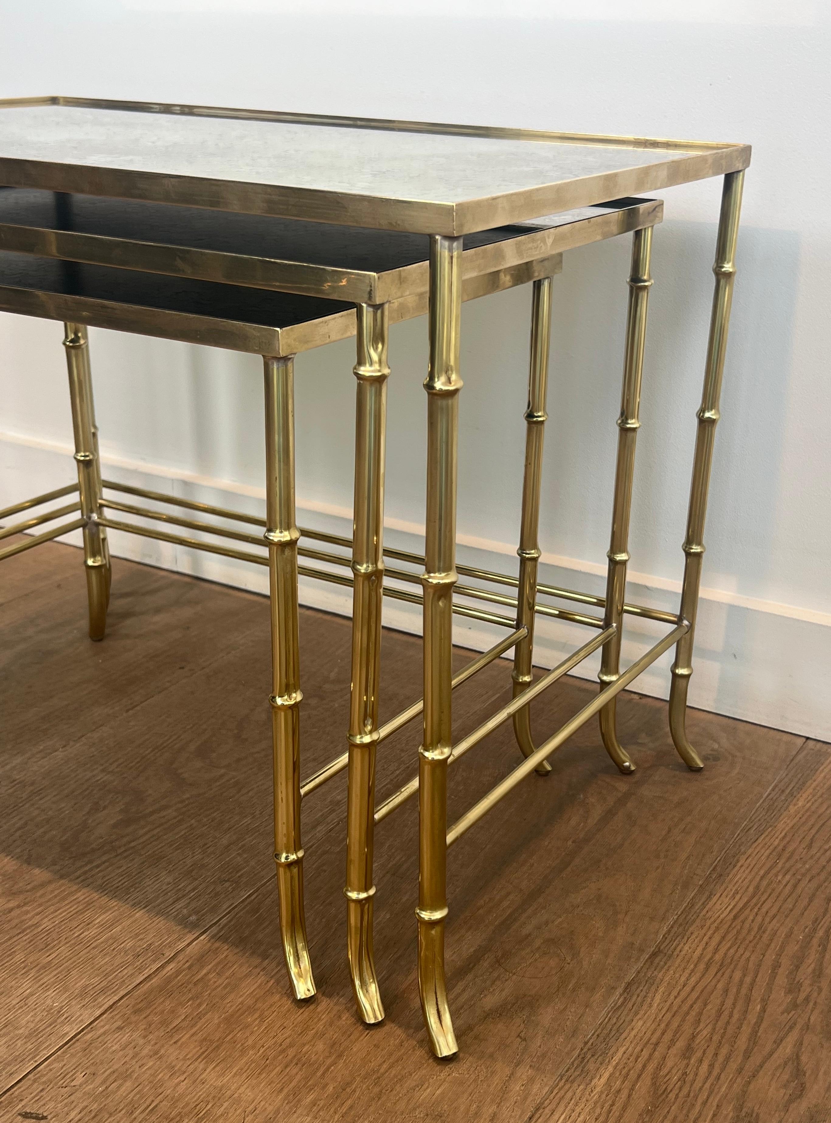 Tables gigognes en faux bambou et laiton avec plateaux en miroir églomisé par Maison Baguès en vente 9