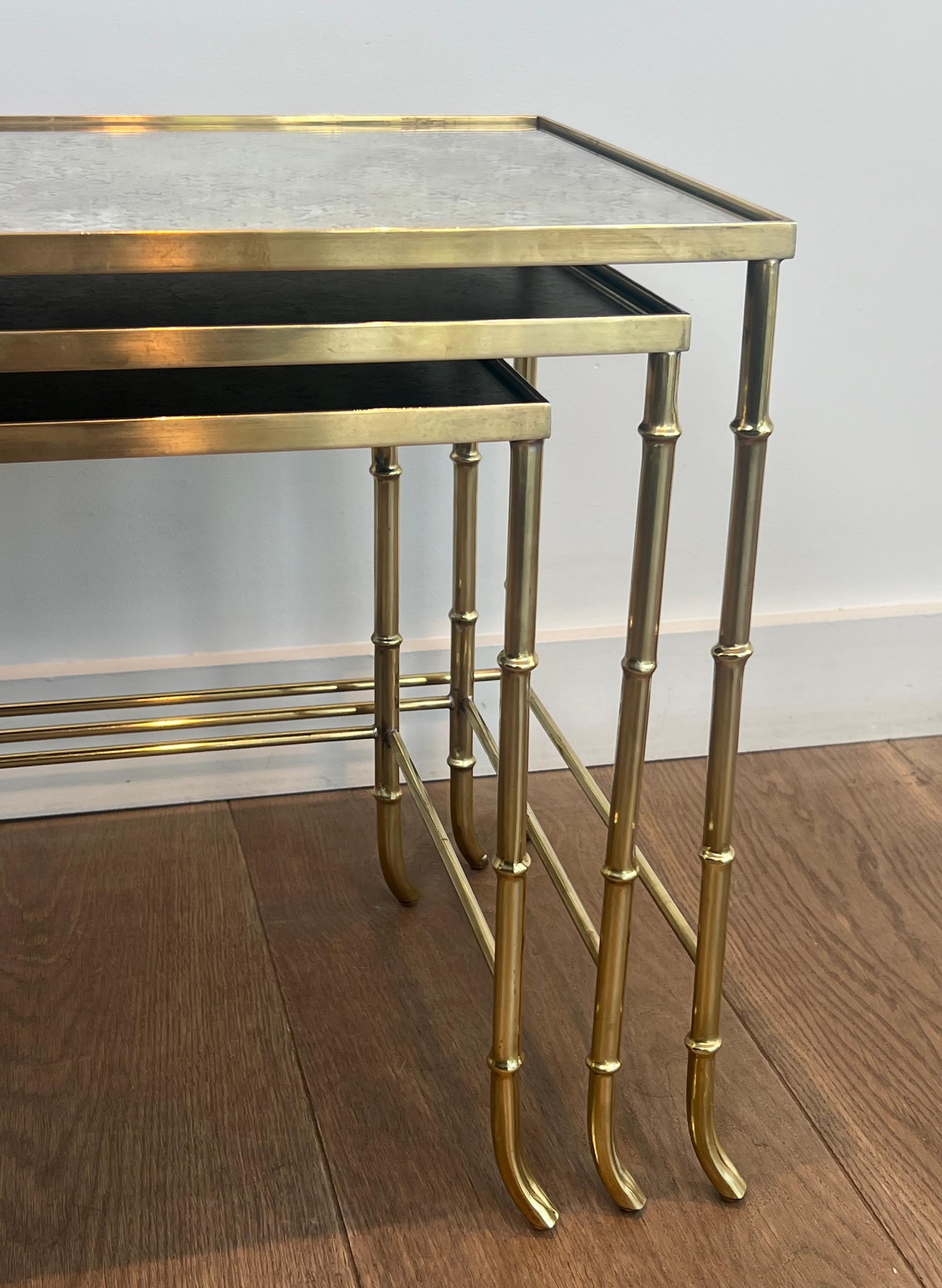 Tables gigognes en faux bambou et laiton avec plateaux en miroir églomisé par Maison Baguès en vente 10