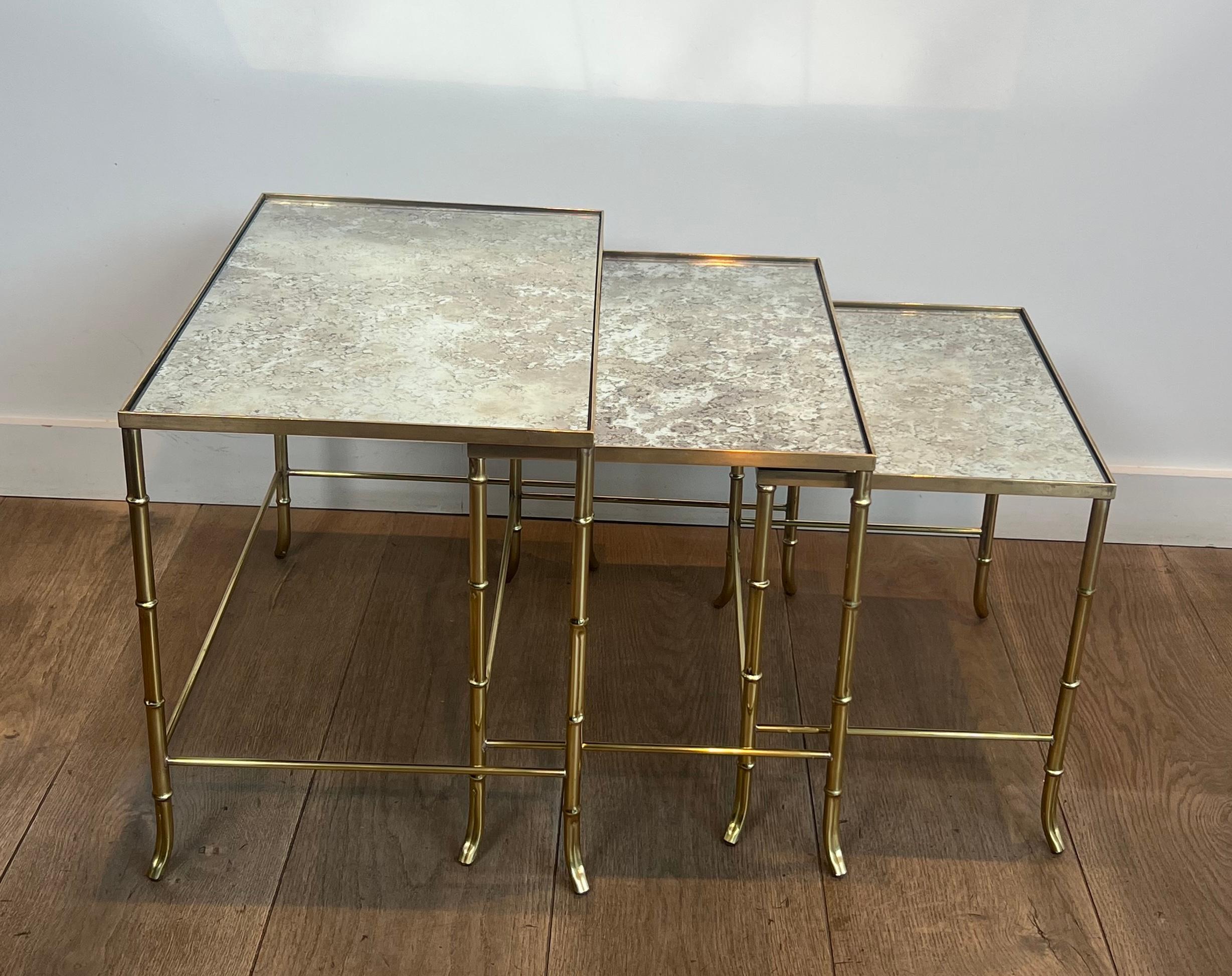Tables gigognes en faux bambou et laiton avec plateaux en miroir églomisé par Maison Baguès en vente 13