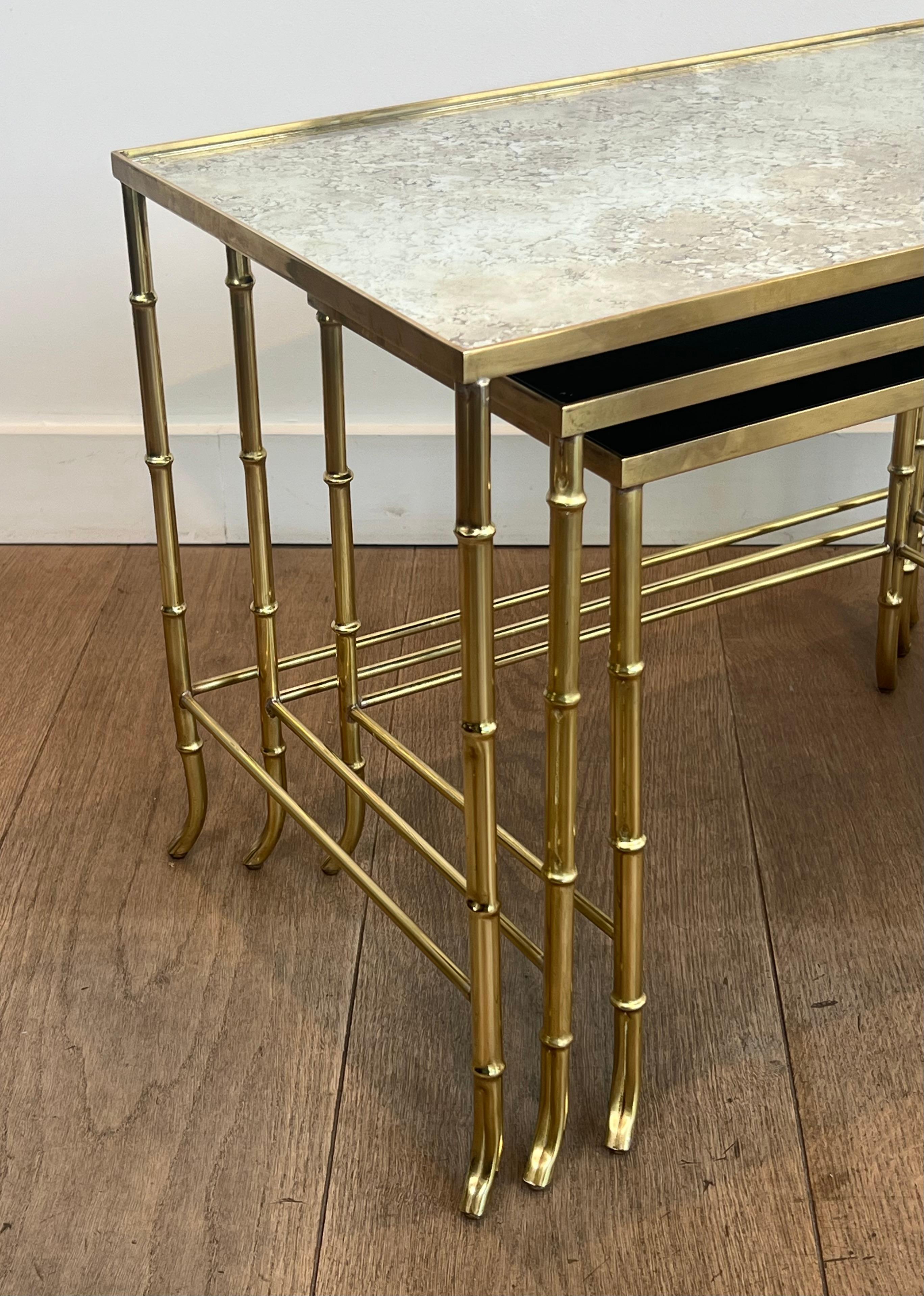 Tables gigognes en faux bambou et laiton avec plateaux en miroir églomisé par Maison Baguès Bon état - En vente à Marcq-en-Barœul, Hauts-de-France