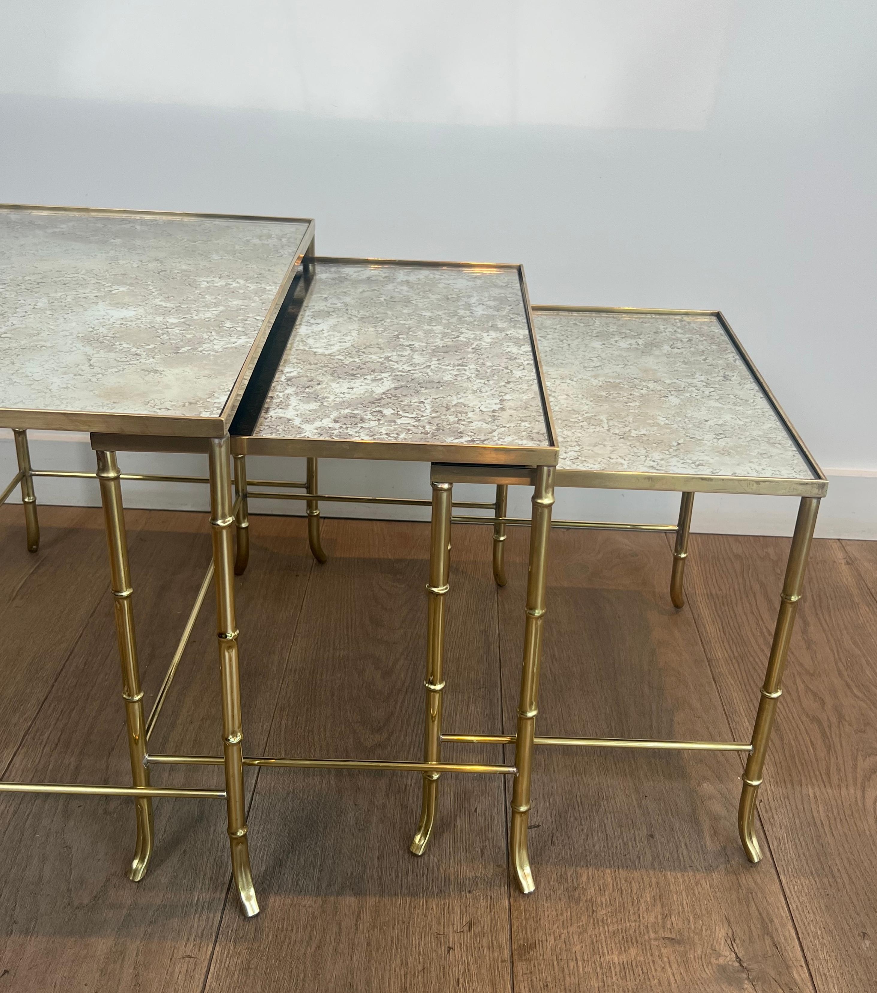 Milieu du XXe siècle Tables gigognes en faux bambou et laiton avec plateaux en miroir églomisé par Maison Baguès en vente