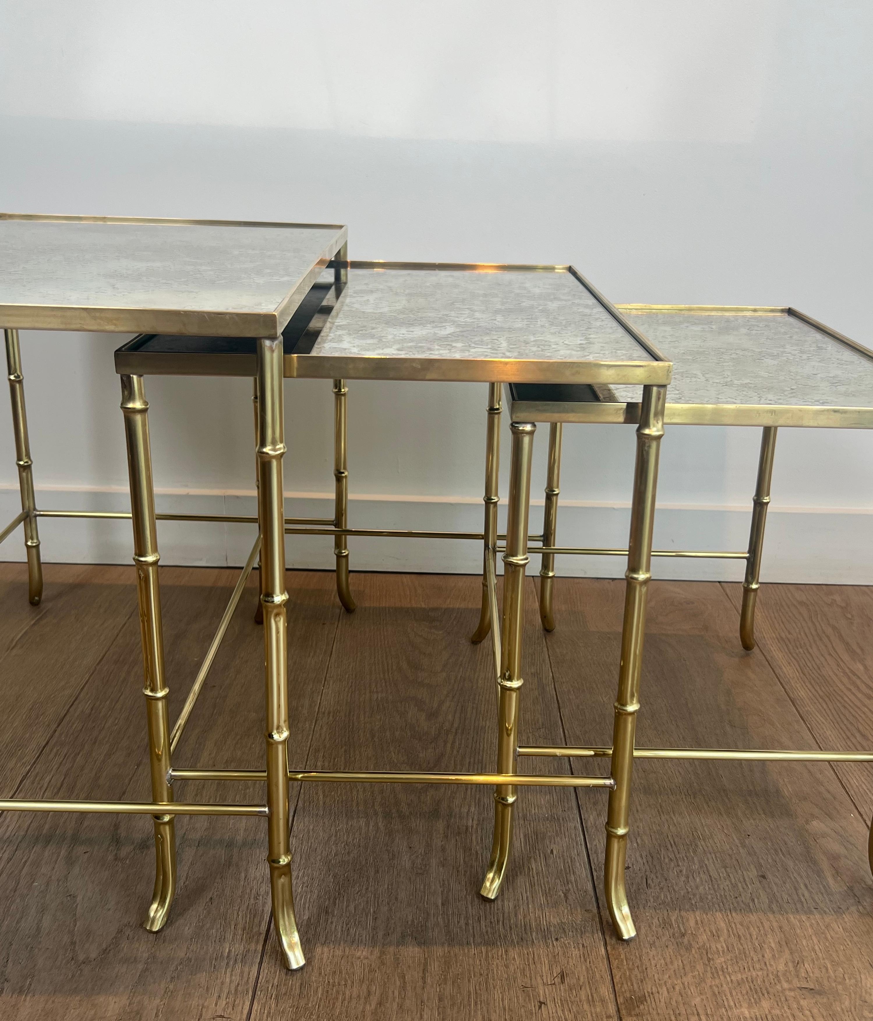 Laiton Tables gigognes en faux bambou et laiton avec plateaux en miroir églomisé par Maison Baguès en vente