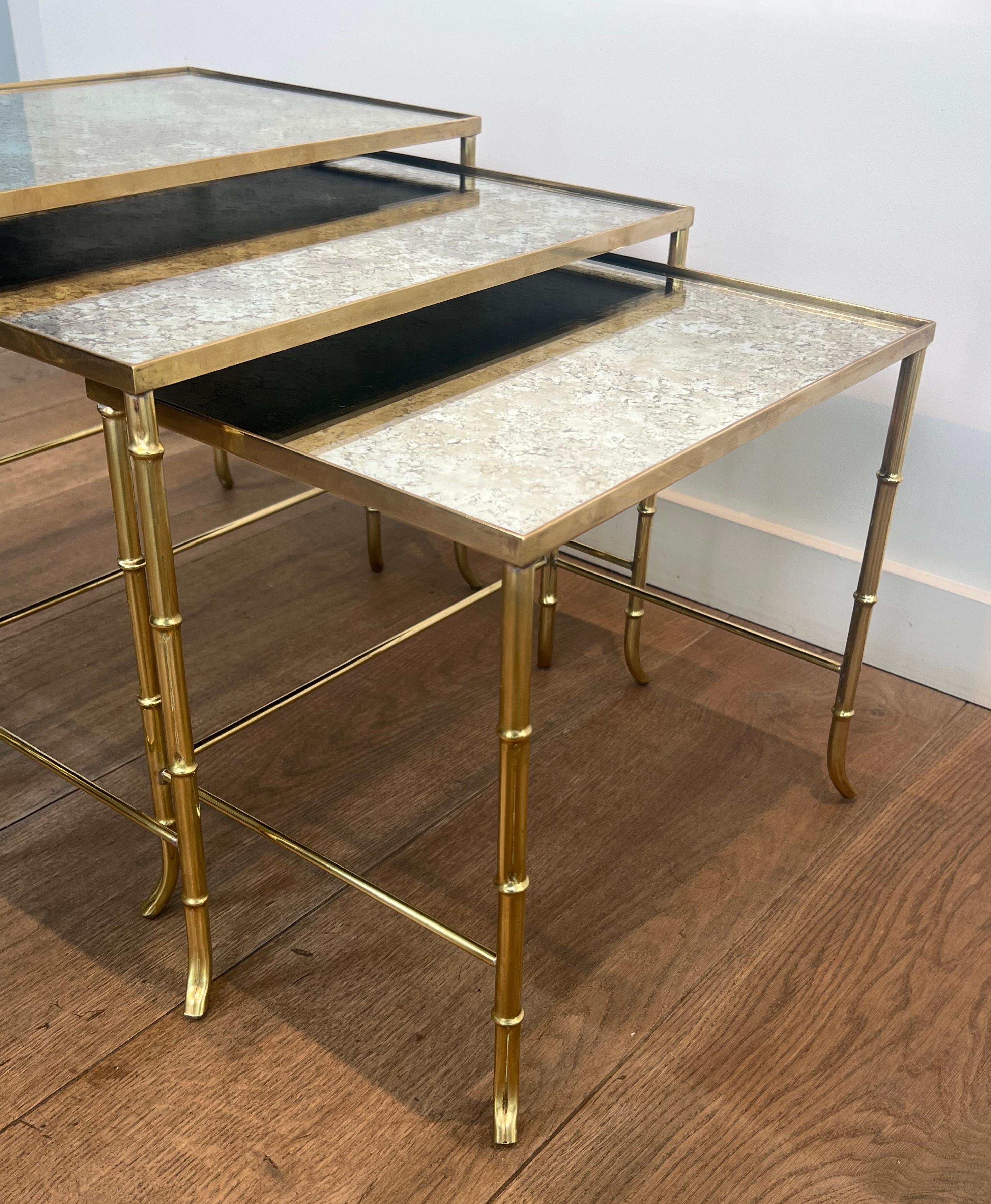 Tables gigognes en faux bambou et laiton avec plateaux en miroir églomisé par Maison Baguès en vente 1