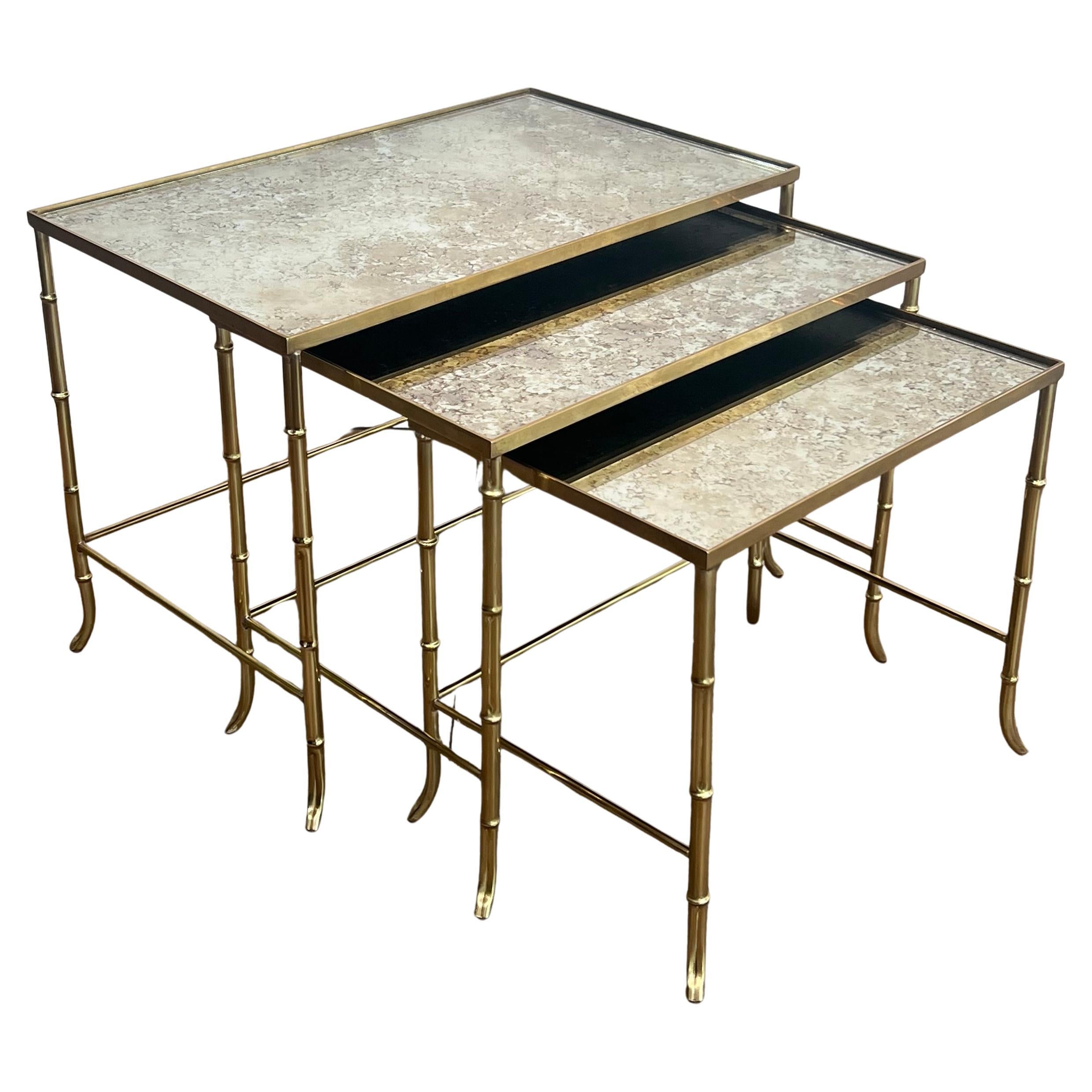 Tables gigognes en faux bambou et laiton avec plateaux en miroir églomisé par Maison Baguès en vente