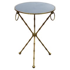 Mesa trípode de imitación de bambú, latón y vitrolita, estilo Maison Bagues, circa 1960