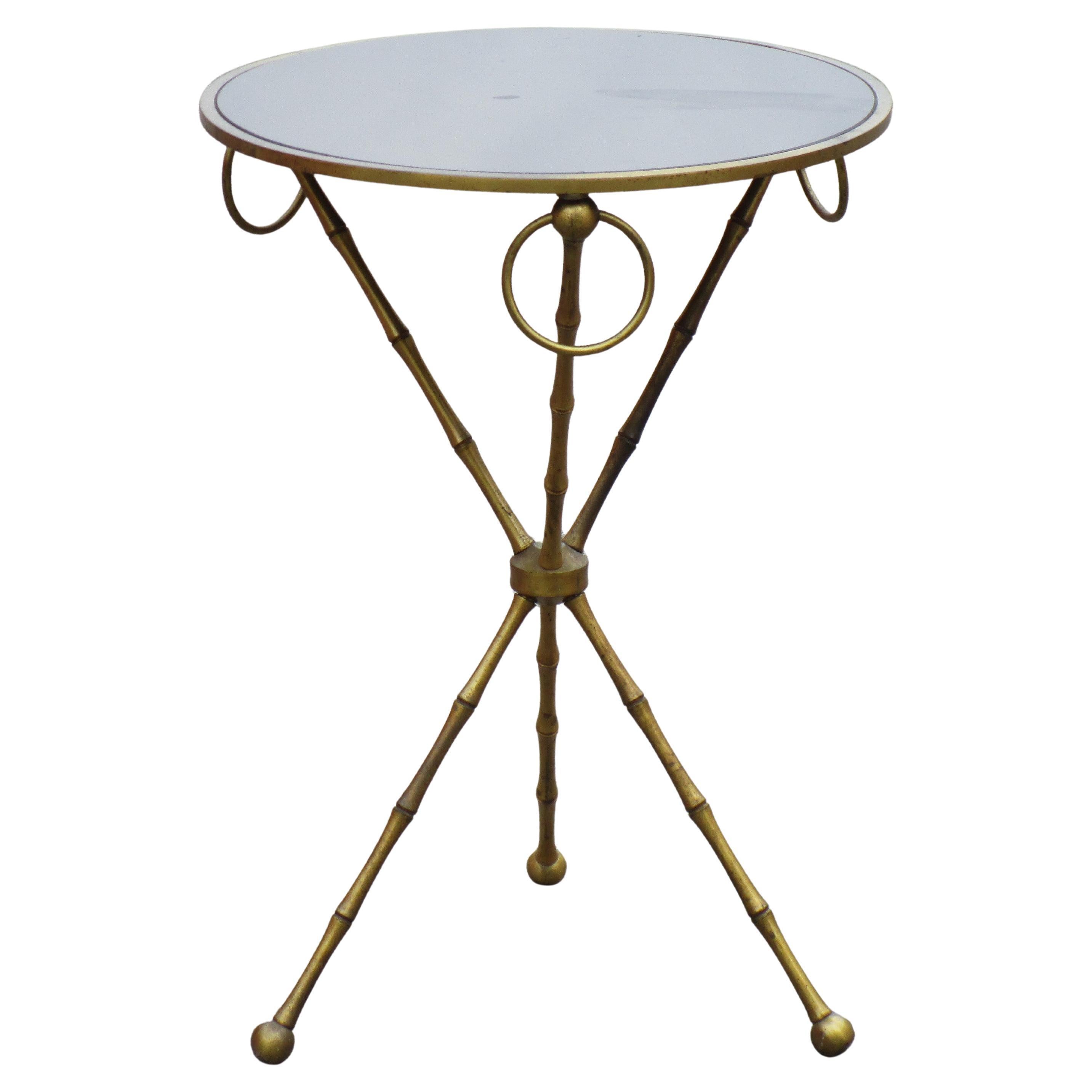 Mesa trípode de imitación de bambú, latón y vitrolita, estilo Maison Bagues, circa 1960