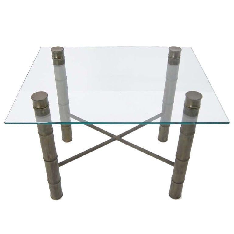 20ième siècle Table basse à plateau en verre carré en faux bambou et base en X en laiton The Moderns en vente