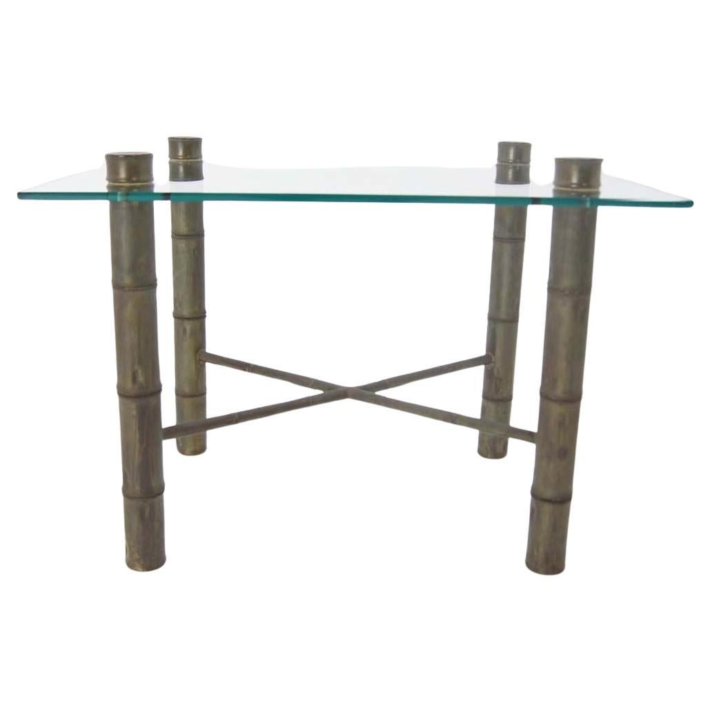 Table basse à plateau en verre carré en faux bambou et base en X en laiton The Moderns