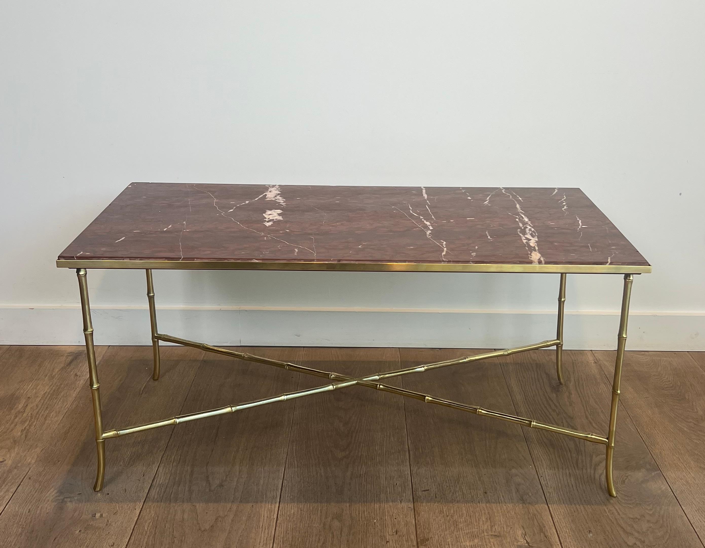 Esta bonita mesa de centro de bambú sintético es de bronce y tiene un bonito tablero de mármol rojo. Se trata de una obra francesa de la Maison Bagués. Alrededor de 1940